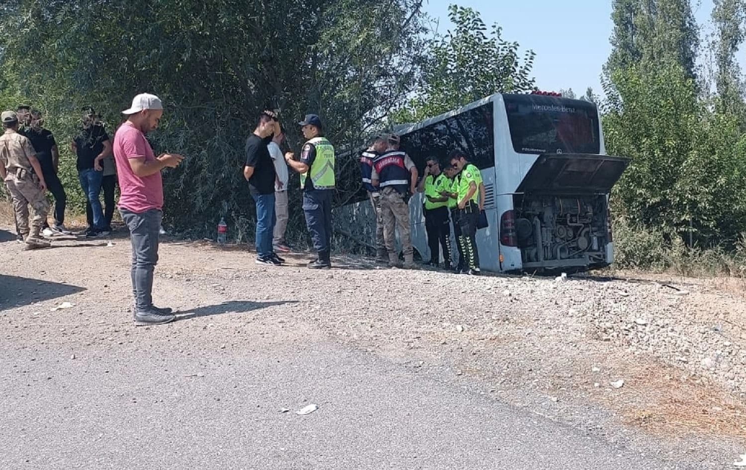 Li Îdirê otobûsa rêwiyan ji rê derket û li darê xist / Wêne: AA