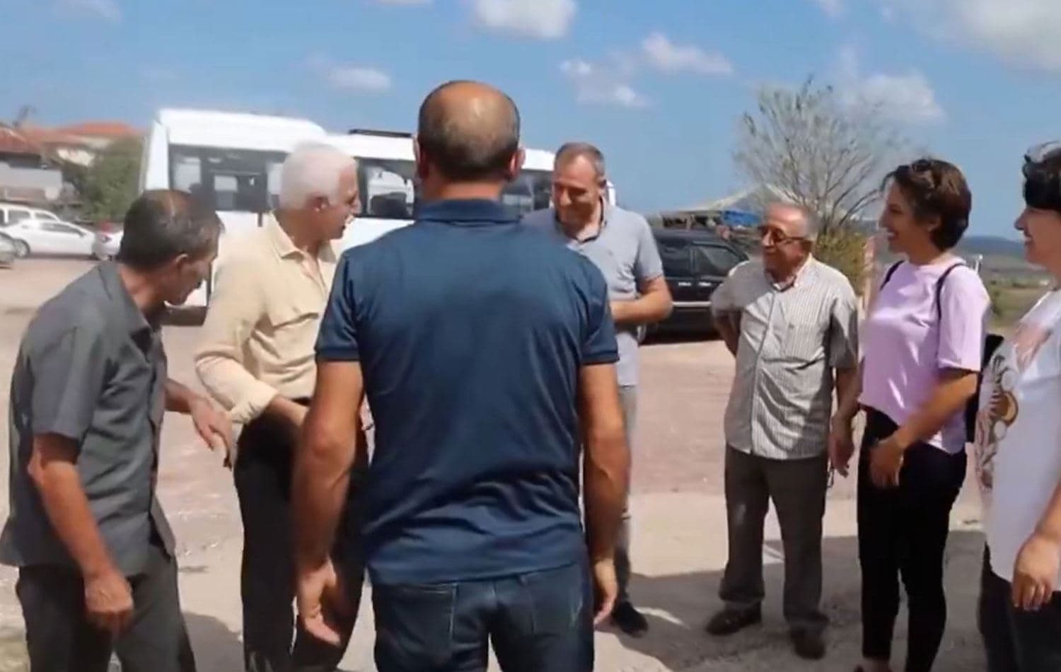 Tahliye edilen Şükrü Akbaş (Sol 2). / Video alıntısı / Rûdaw