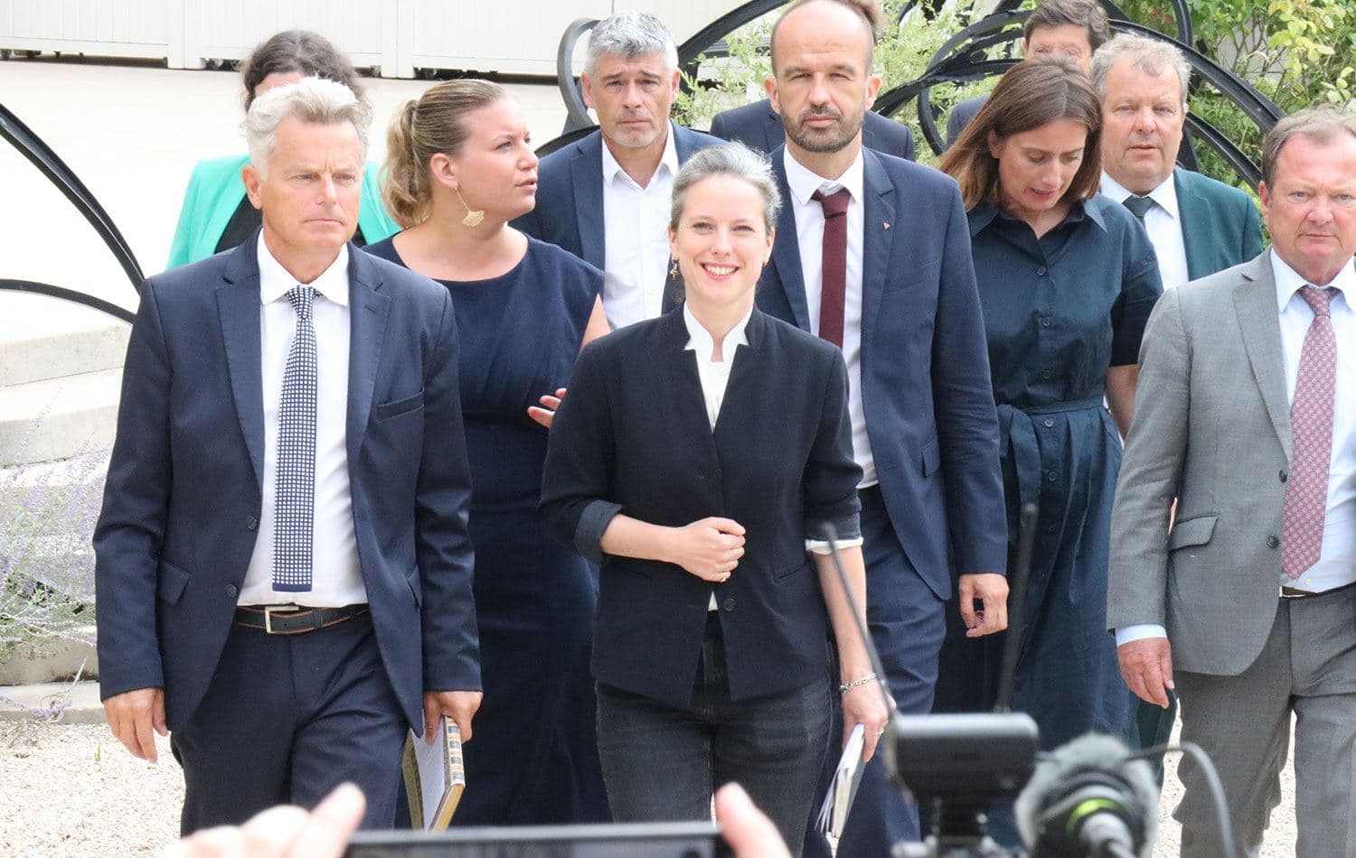 Fransa'da sol ittifakın ortak Başbakan Adayı Lucie Castets (ortada) ve sol parti liderleri Elysee Sarayı'na gitti. Castets, Fransa Cumhurbaşkanı Macron ile görüşmesi sonrası açıklama yaptı. / AA