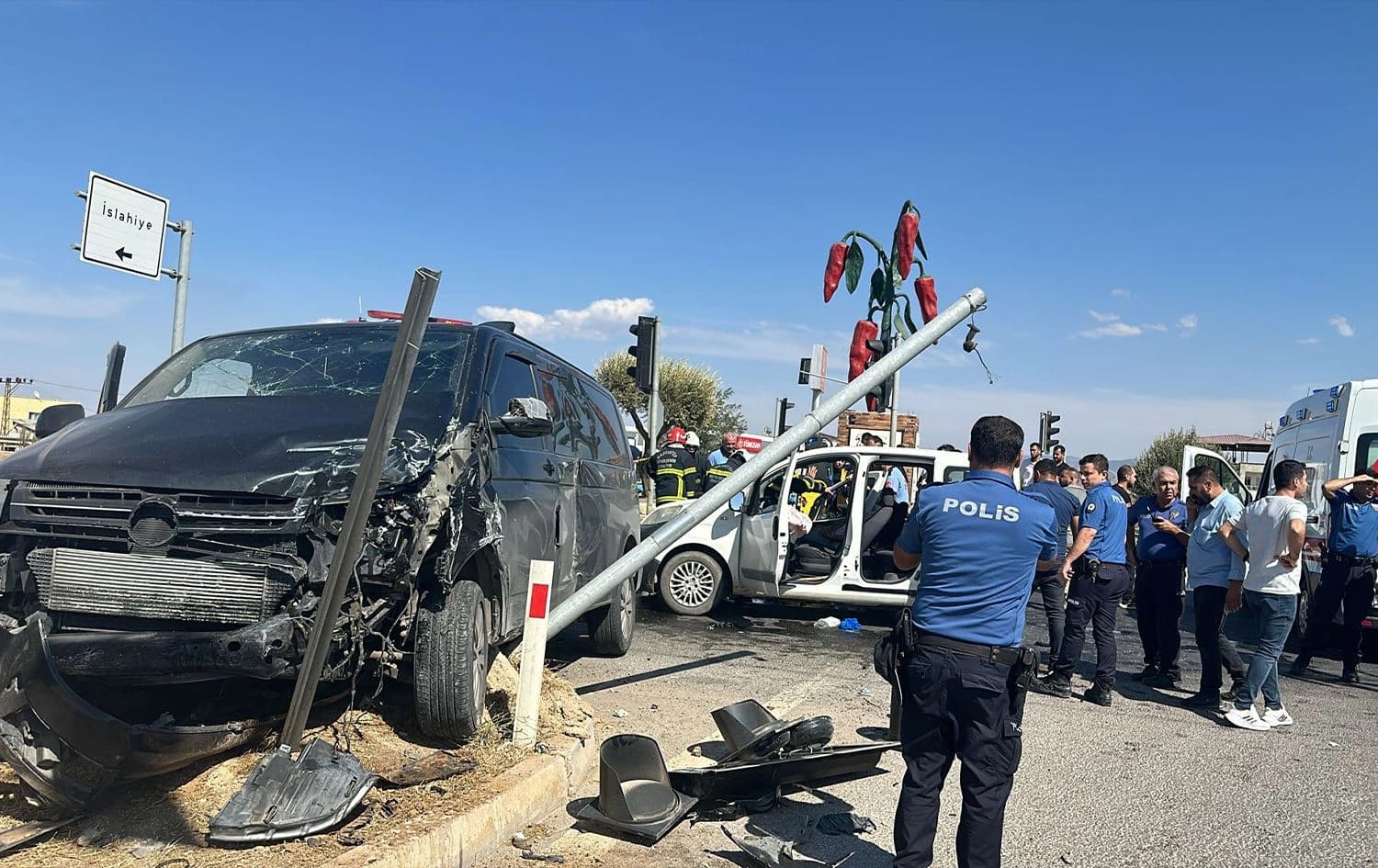 Li Dîlokê Otomobîl û mînîbus li hev qelibîn/ Wêne: AA