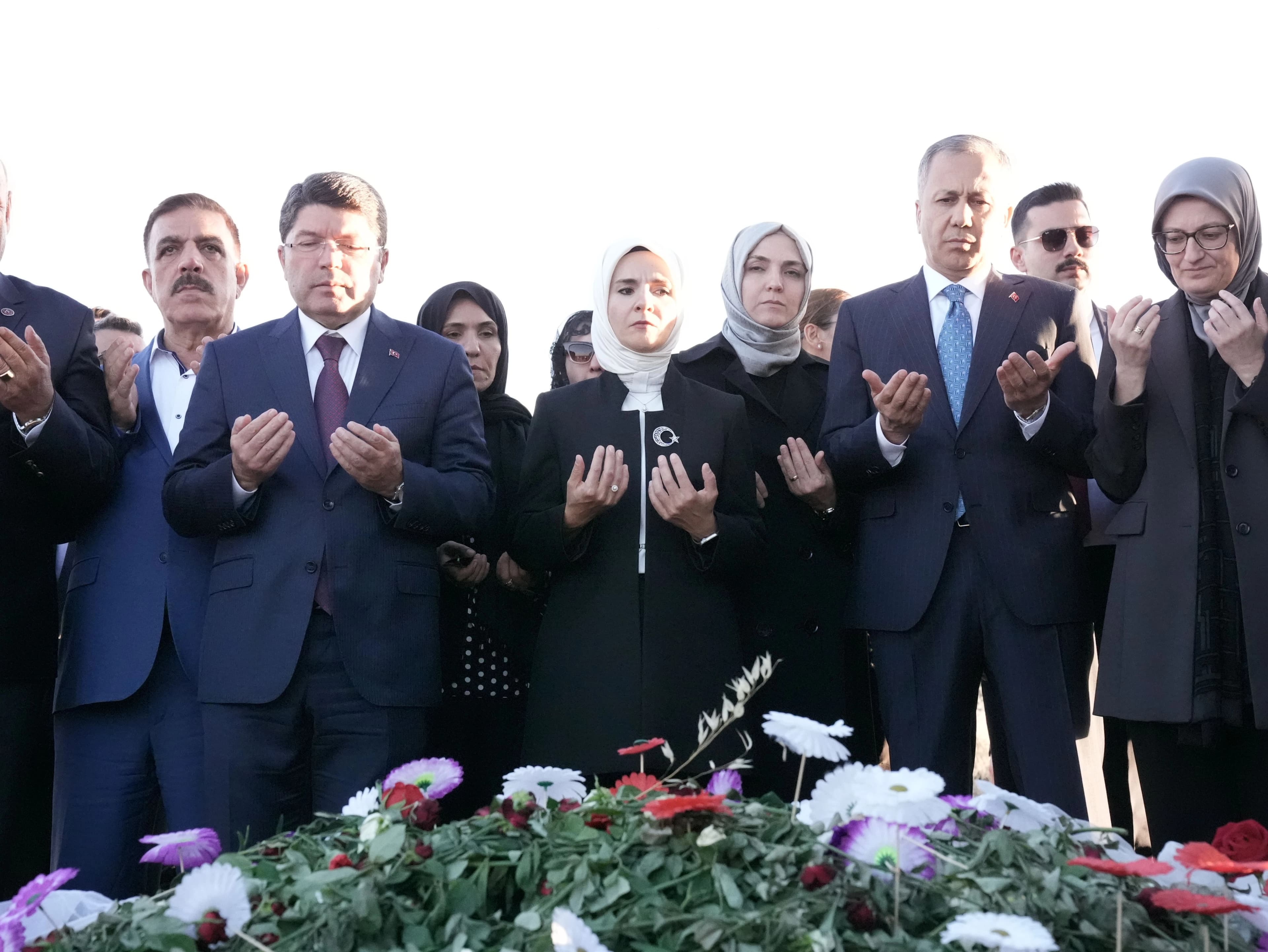 wezîrên Tirkiyeyê li ser gora Narîn Guranê ne/Wêne: AA