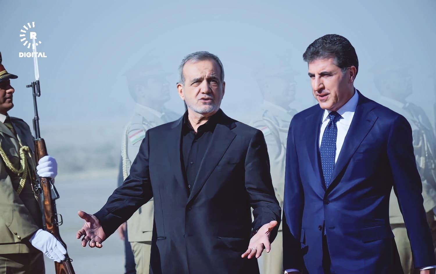İran Cumhurbaşkanı Pezeşkiyan (solda), Uluslararası Erbil Havalimanı’nda Kürdistan Bölgesi Başkanı Neçirvan Barzani tarafından resmi törenle karşılandı. / Fotoğraf: Bilind Tahir Abdullah / Rûdaw