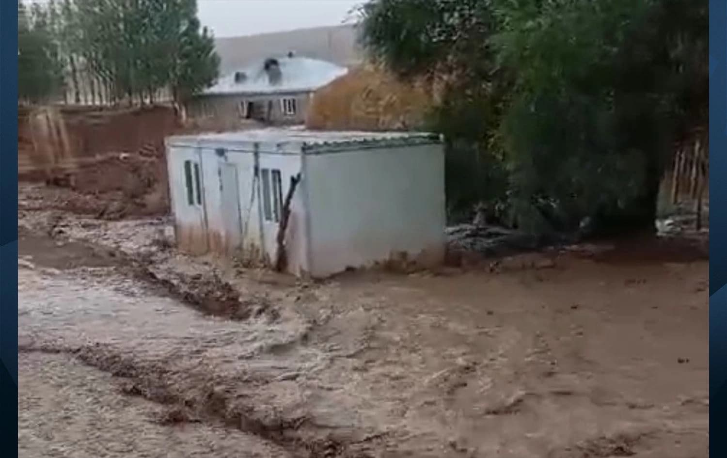 Lehiyê konteynerên ku li gundekî hatibûn danîn li ber xwe birin/Wêne: AA
