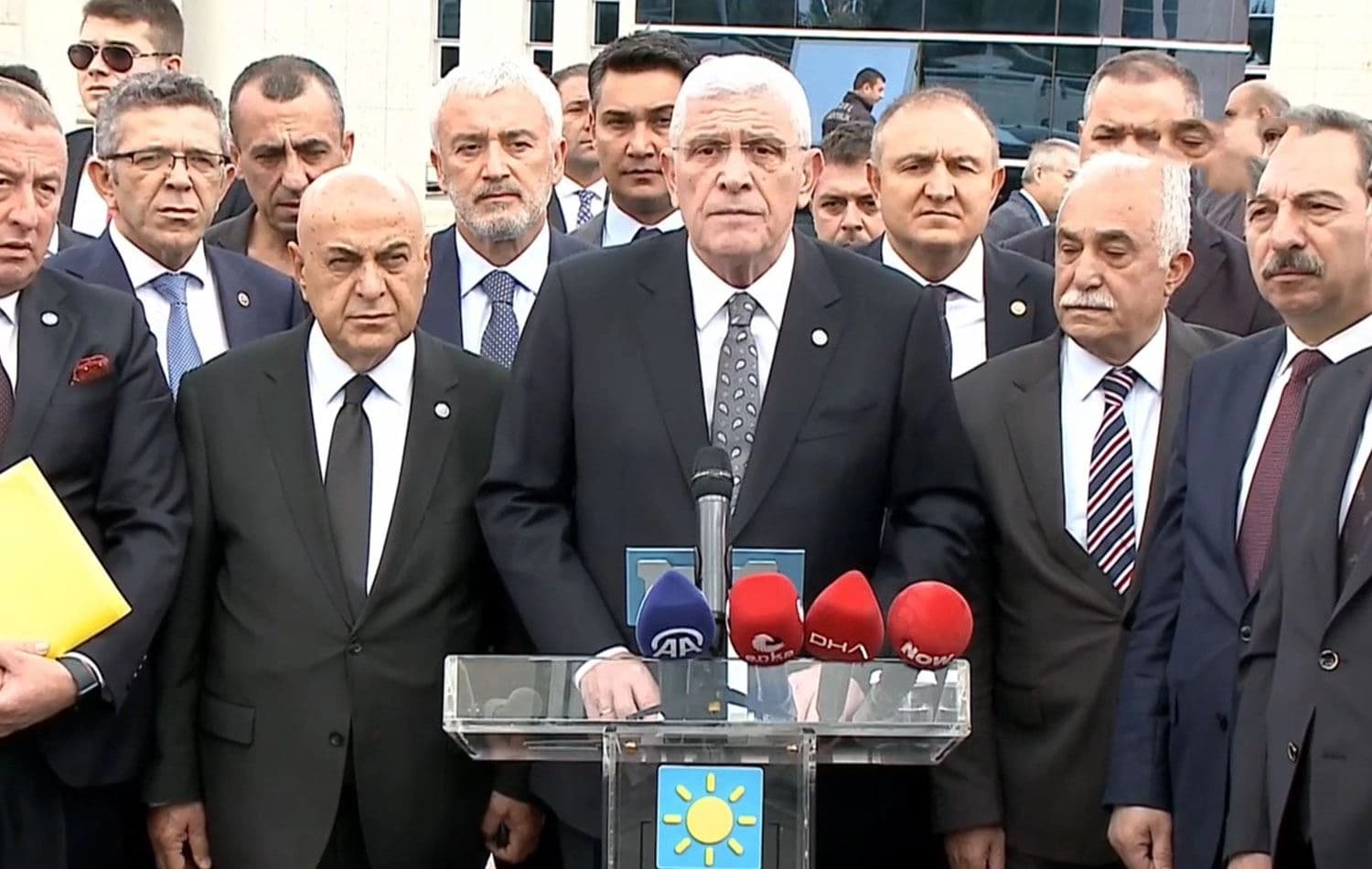 İYİ Parti Genel Başkanı Müsavat Dervişoğlu (ortada) açıklama yaptı. / Foto: ANKA