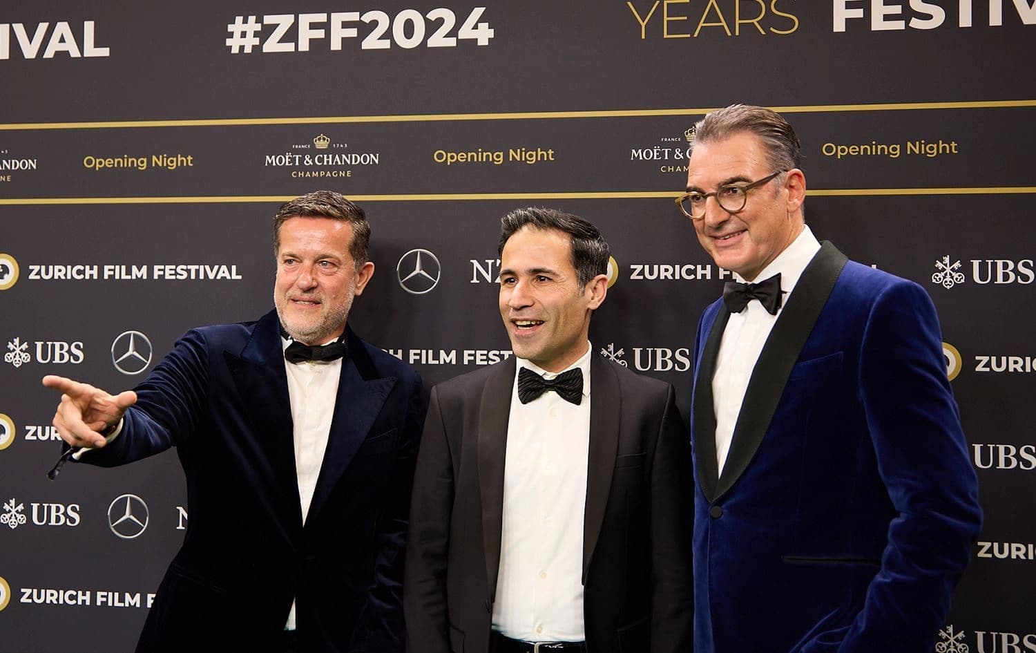 Kürt yönetmen Halkawt Mustafa (ortada) Zürih Film festivalinde