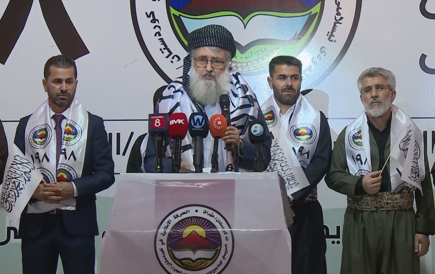 عیرفان عەبدولعەزیز، رابەری بزووتنەوەی ئیسلامیی کوردستان لەکاتی بانگەشەی حیزبەکەیدا گوتار دەدات