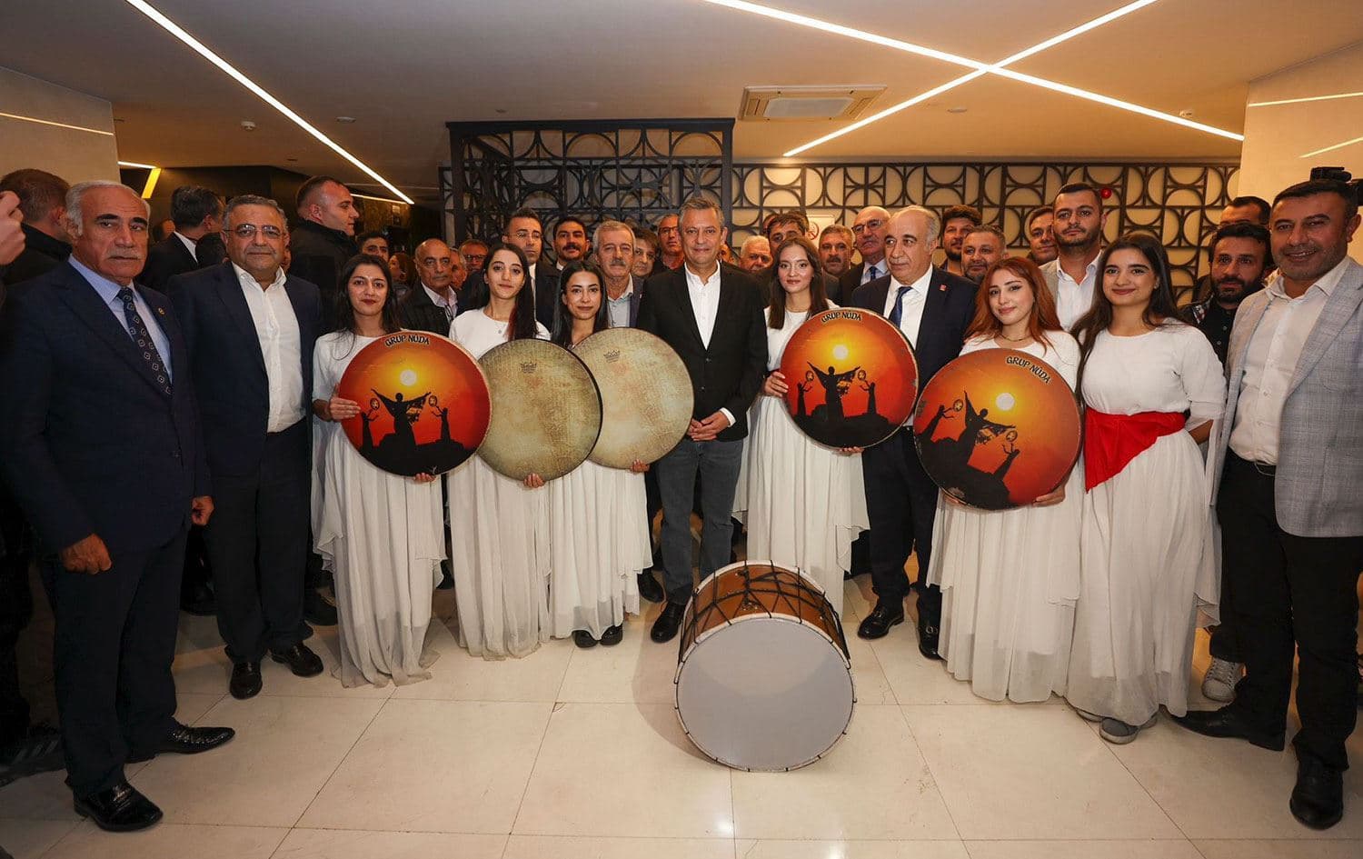 Serokê Giştî yê CHPyê Ozgur Ozel li Amedê ye / Medyaya CIvakî