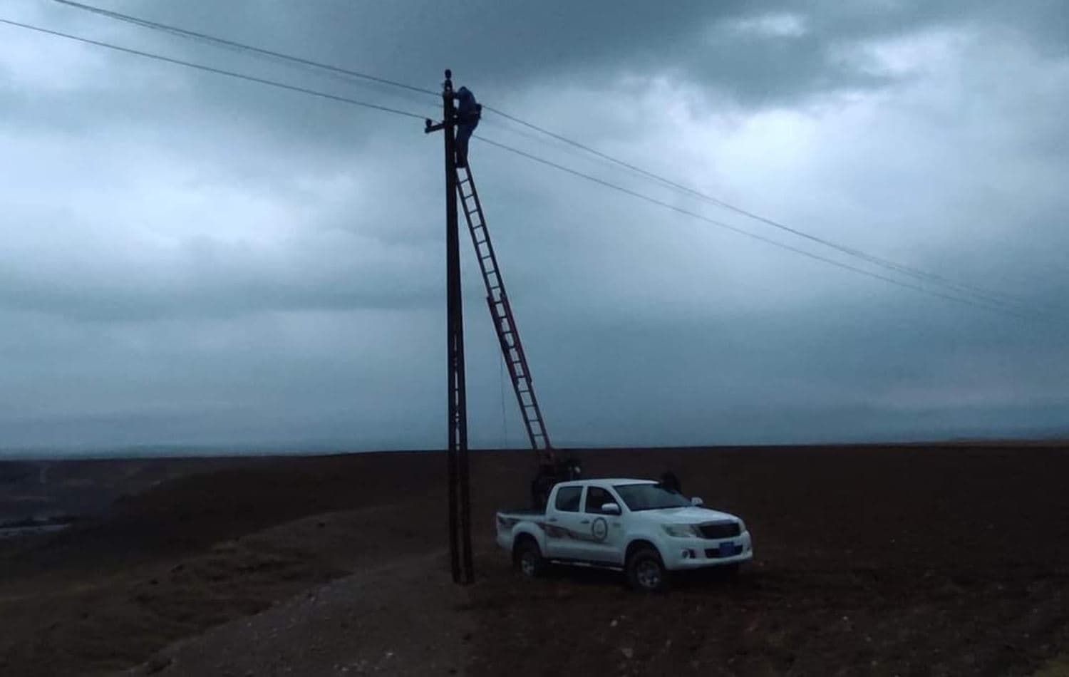 ئەندامێکی تیمەکانی کارەبای باوەنوور لەکاتی کارکردن لە سنووری کەلار، وێنە: پەیجی فەیسبووکی وەزارەتی کارەبای هەرێمی کوردستان