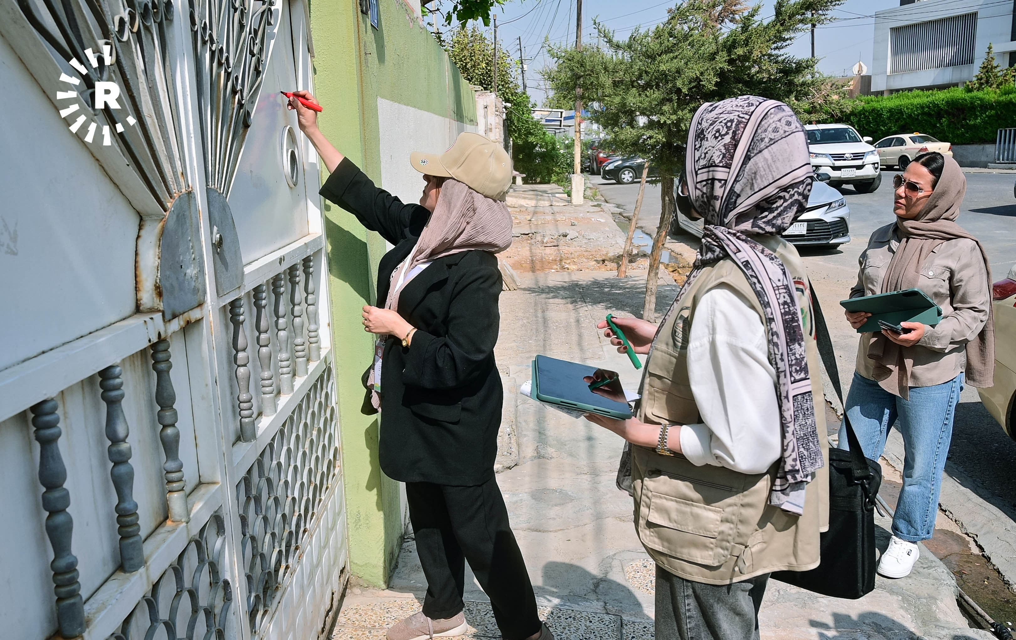 کارمەندانی سەرژمێری لە کاتی ئەرکەکەیاندا. وێنە: بڵند تاهیر - رووداو