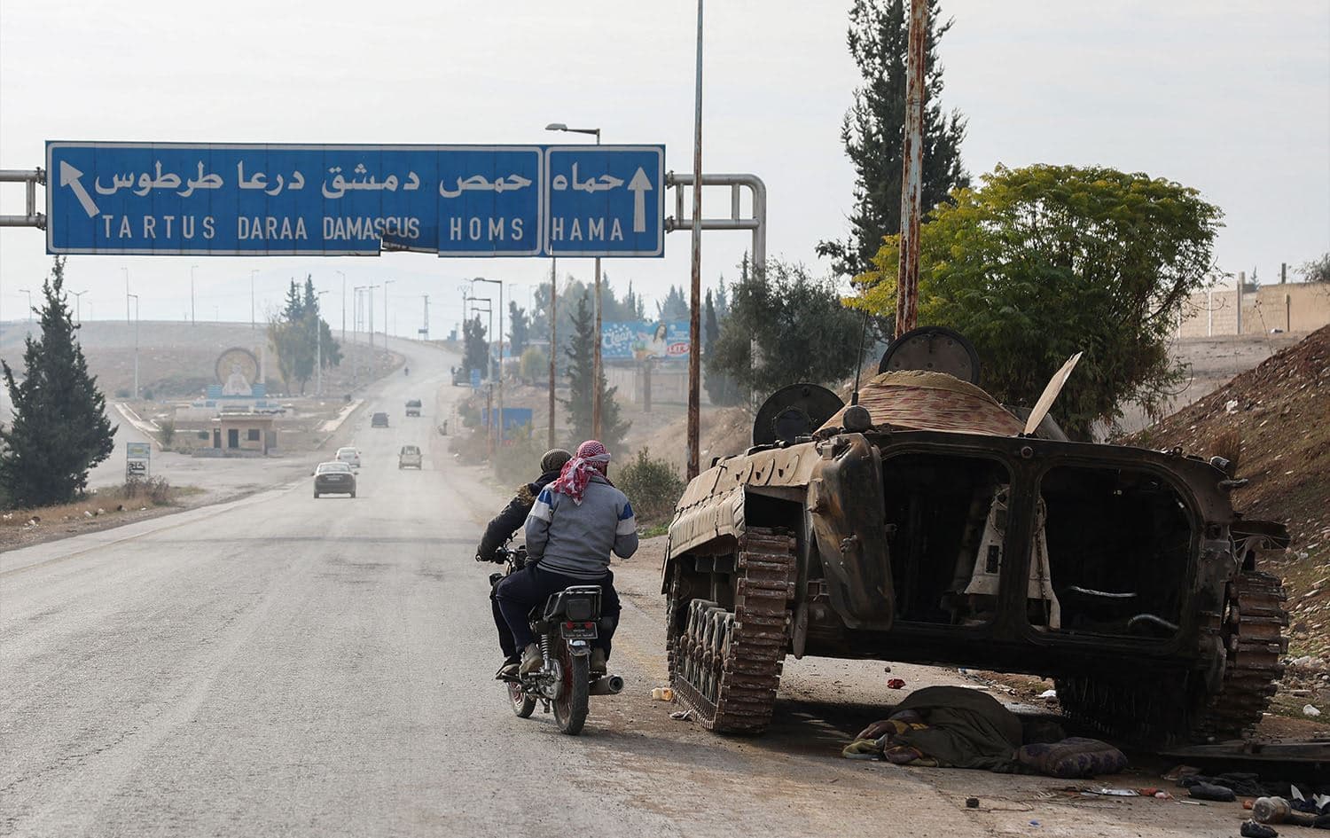 Suriye ordusuna ait bir tank Hama'da yol kenarına terk edilmiş Foto: AFP