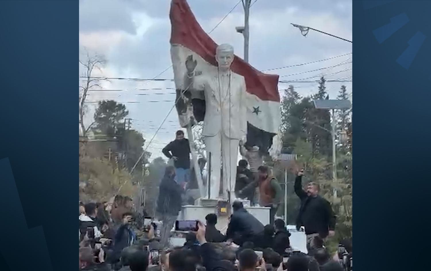 اسقاط تمثال حفاظ الأسد في قامشلو