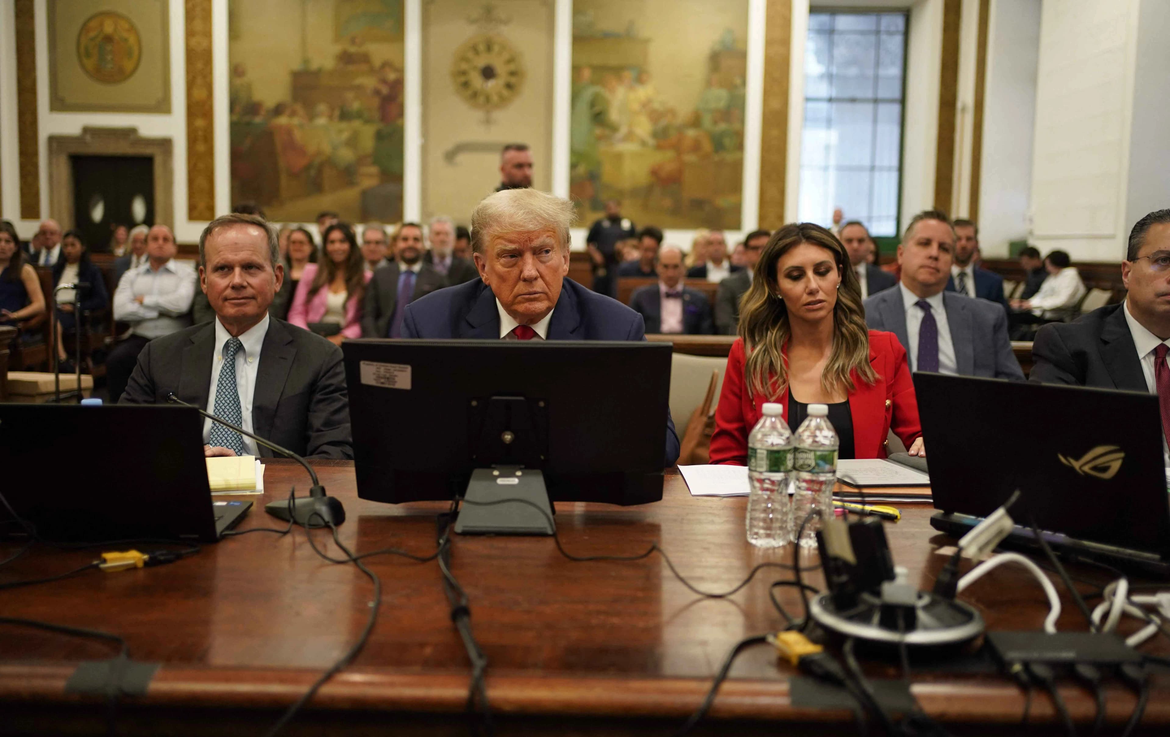 Trump, Iraklı avukatı (sağ başta) yeni danışmanı olarak atadı. /Foto: Arşiv