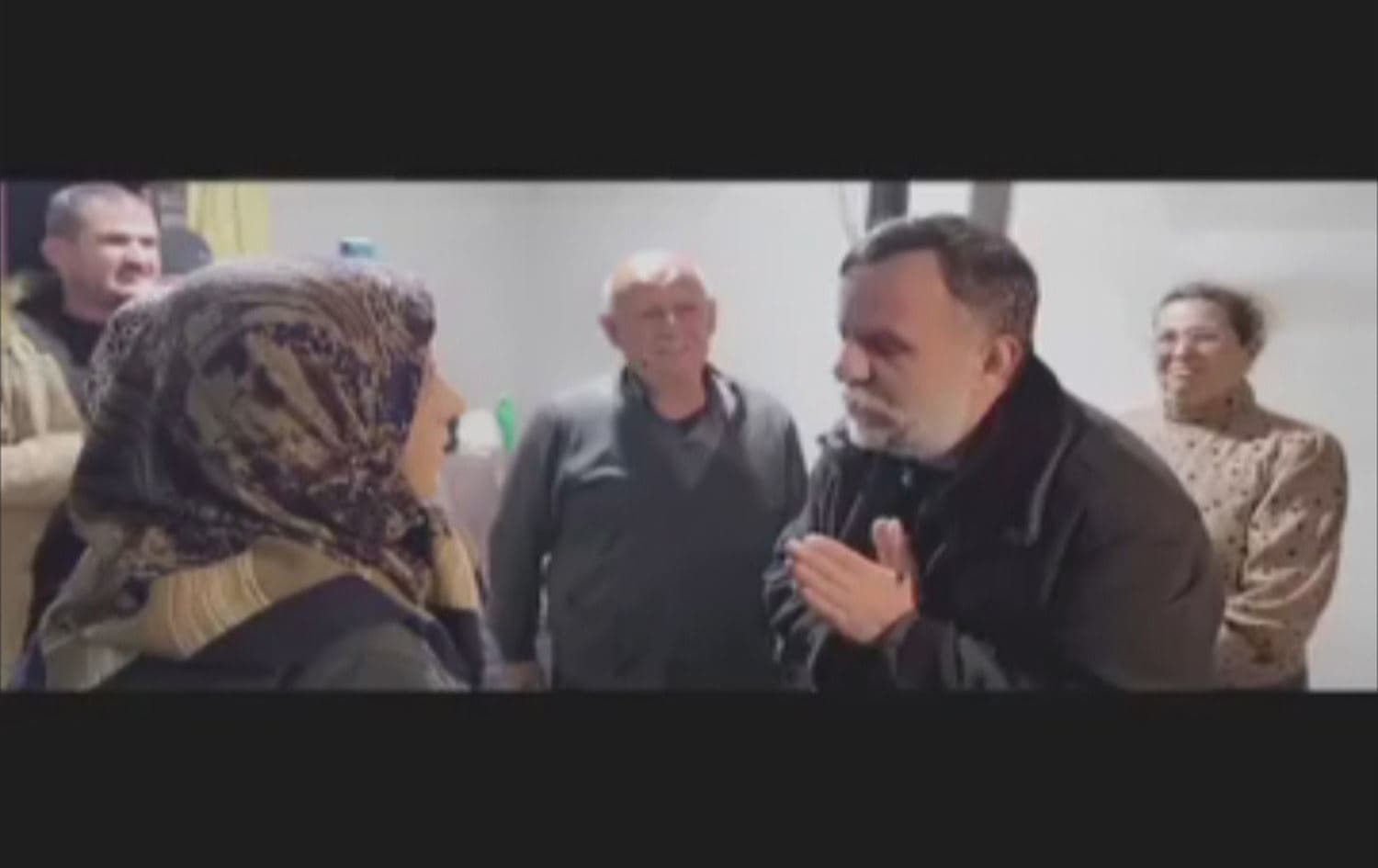 Kamîran Bekir Reşîd dema malbata dayîka xwe dibîne / Wêne: Ji dîmenan