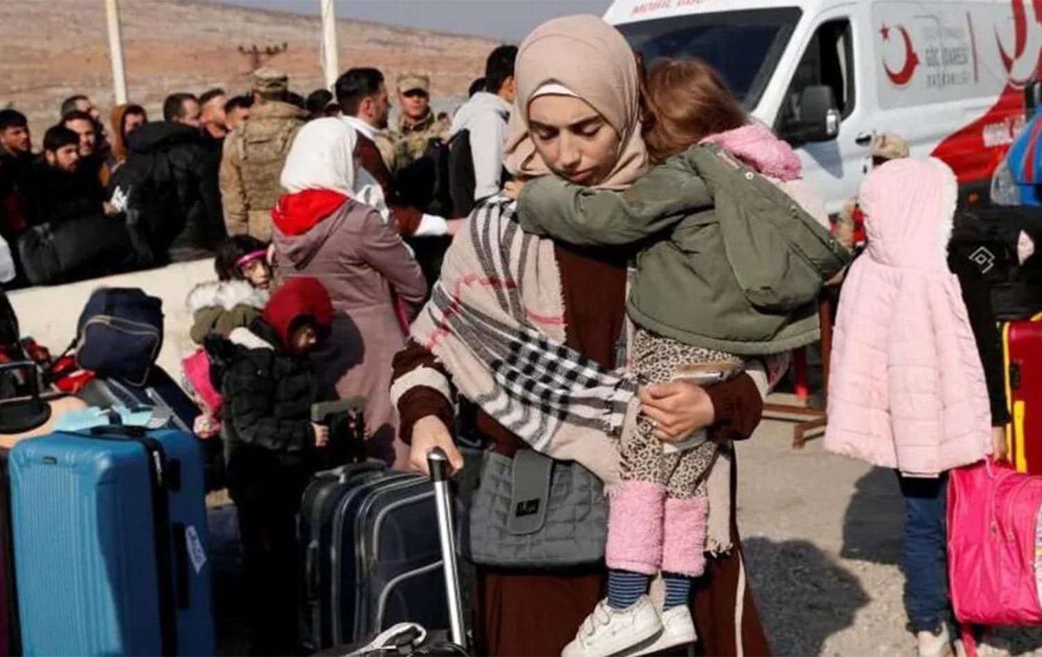پەنابەرە سووریاییەکان لەسەر سنووری تورکیا و سووریا ریزیان بەستووە بۆ ئەوەی بگەڕێنەوە وڵاتەکەیان. وێنە: Reuters