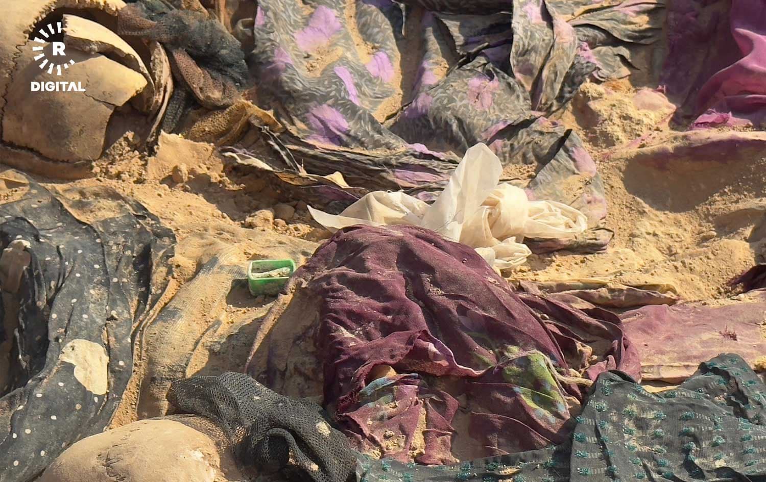 دیمەنێک لەدوای هەڵدانەوەی گۆڕەکان کە جلوبەرگی ئەنفالکراوان دەرکەوتوون؛ وێنە: هۆرڤان رەفعەت - رووداو