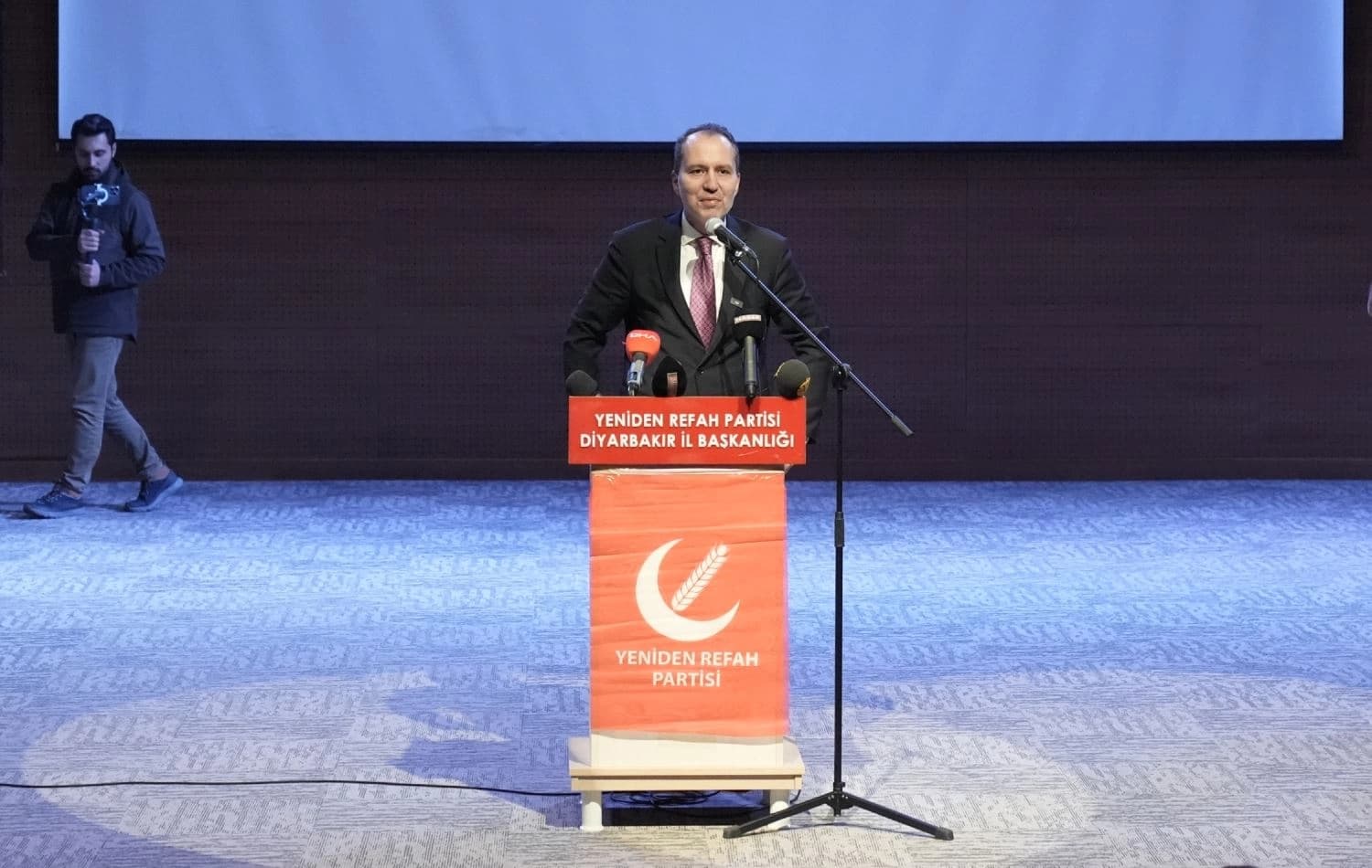 محەممەد فاتیح ئەربەکان، سەرۆکی سەرلەنوێ رەفاهـ لەکاتی پێشکێشکردنی گوتارەکەی، وێنە: AA