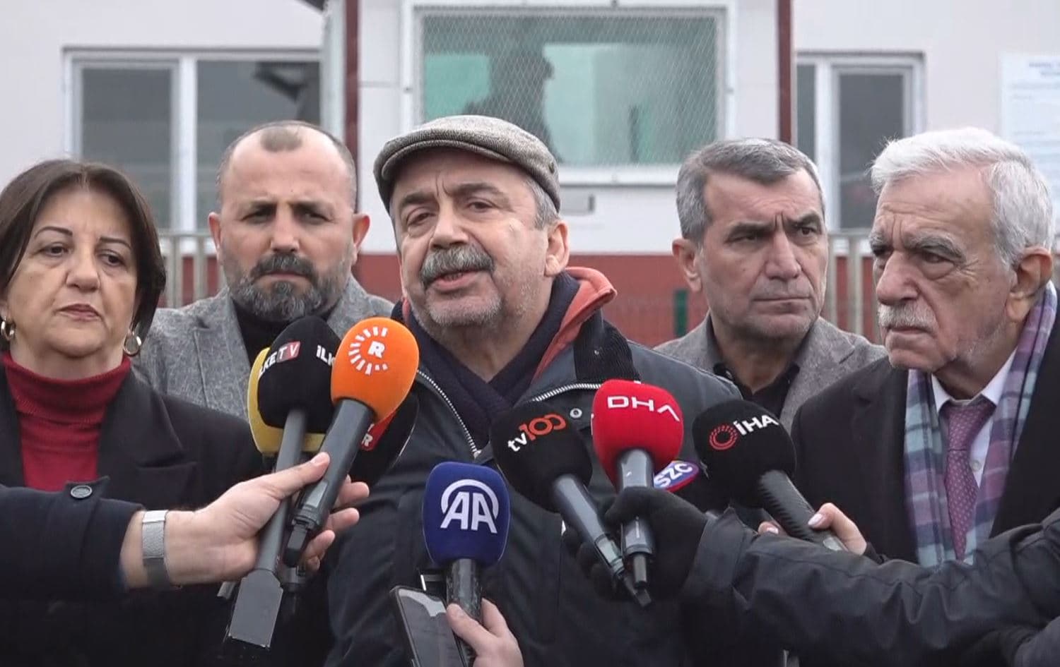 Şandeya Îmraliyê daxuyanî da / Wêne: Ji dîmenan