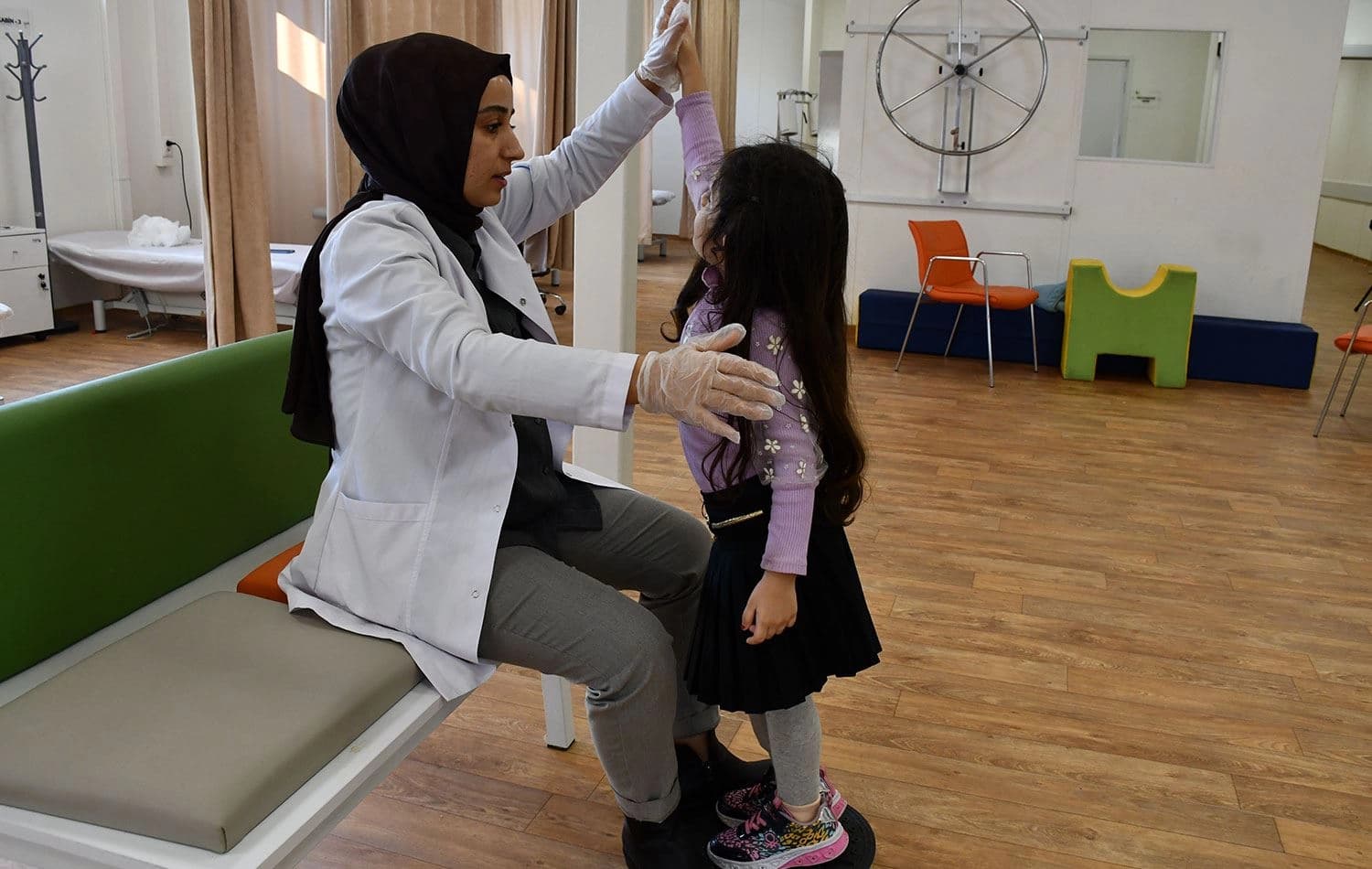 Depremlerde uzuvlarını kaybedenler ile ortopedik tedaviye ihtiyaç duyanlar için 2 yıl önce Çukurova Üniversitesi bünyesinde kurulan Çocuk İyilik Merkezi'nde (ÇOİM), 156 çocuk ve gence hizmet verildi. / Foto: AA