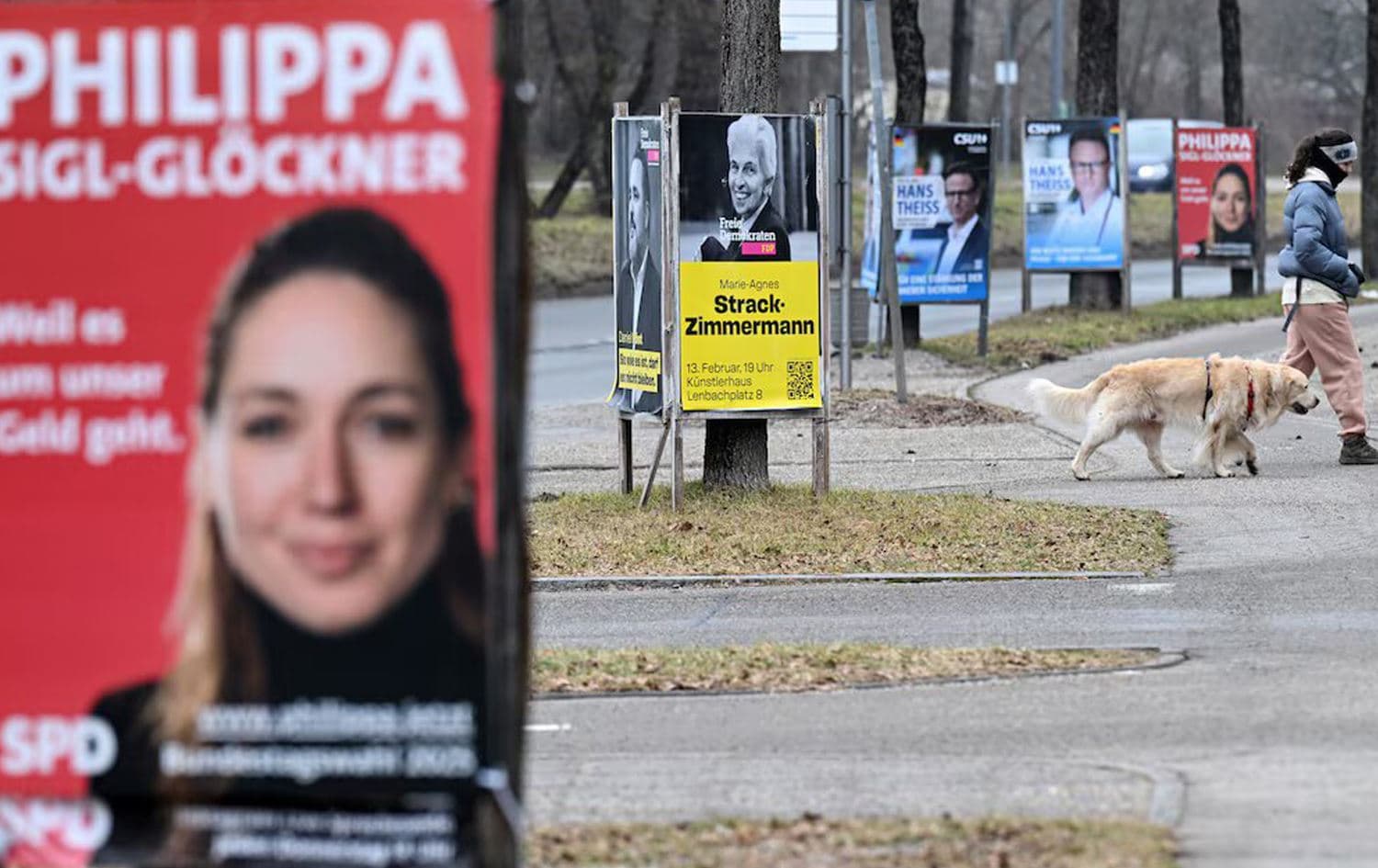 Posterên namzedan ên li ser cadeyan / Wêne: Reuters