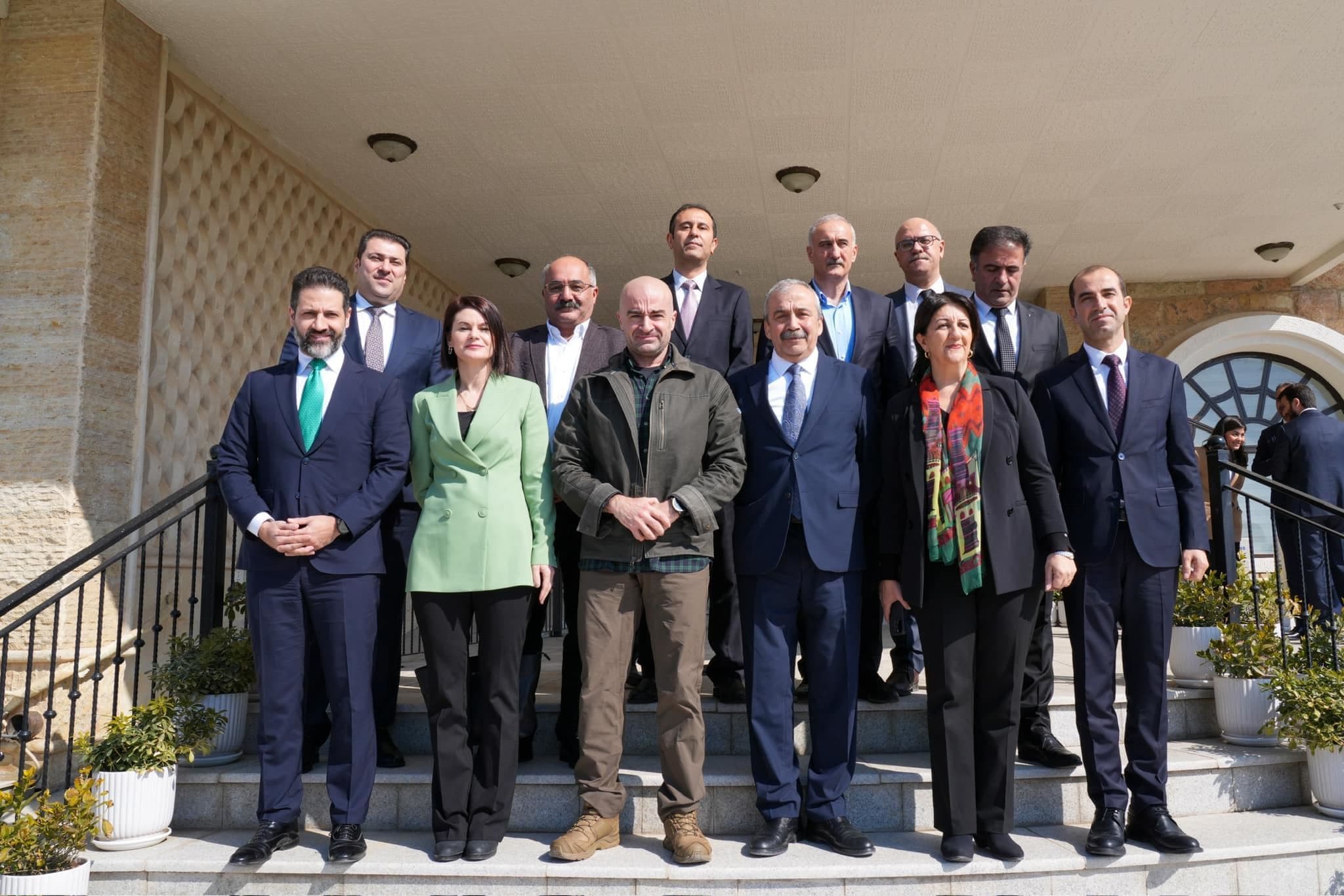 Heyeta DEM Partiyê û Bafil Talebanî\ Wêne: Medyaya YNKyê