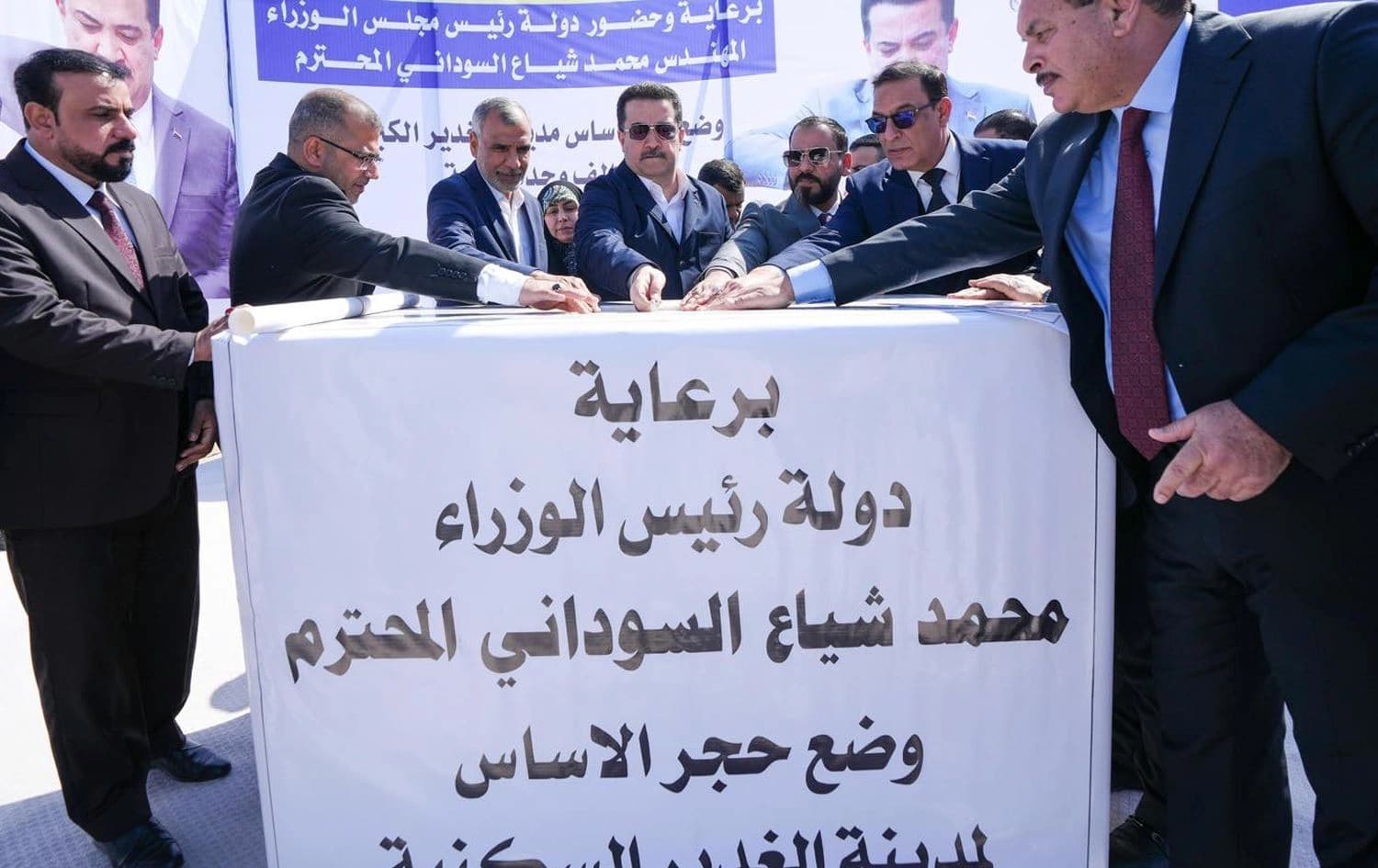 سوودانی لە کاتی دانانی بەردی بناخەی پرۆژەی نیشتەجێبوونی خەدیر. وێنە: نووسینگەی سوودانی