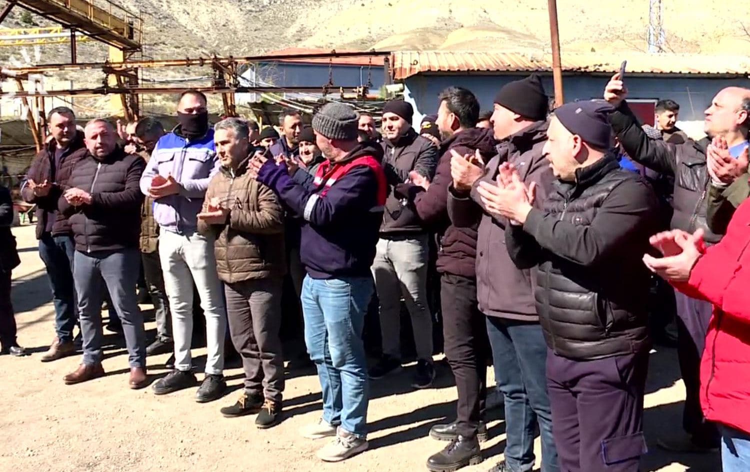 Çayırhan Termik Santrali ve Maden Ocağında protesto düzenleyen işçiler / Foto: Rûdaw