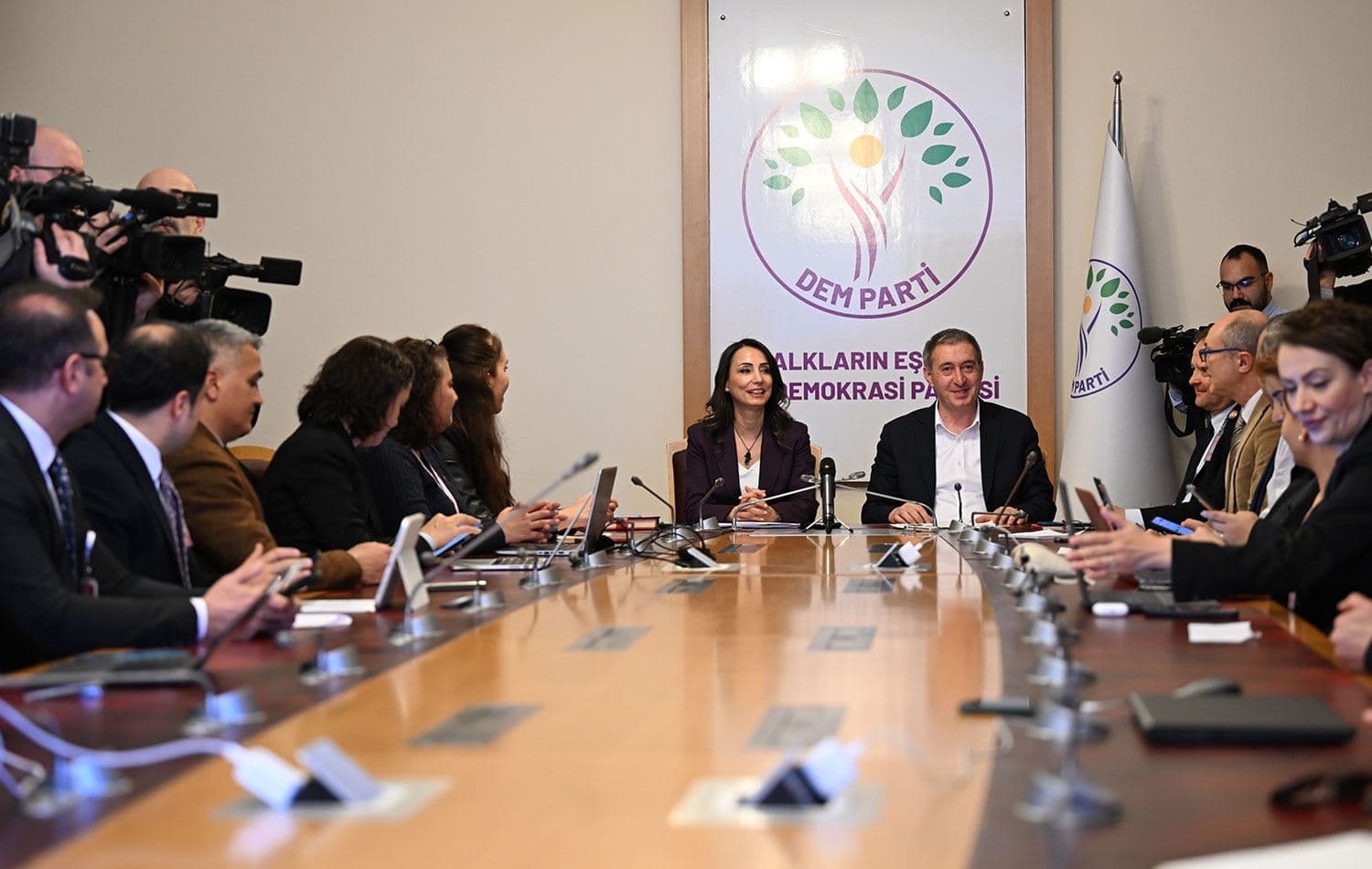 DEM Parti Eş Genel Başkanları Tülay Hatimoğulları ve Tuncer Bakırhan, dün Meclis’te parlamento muhabirleriyle bir araya geldi. / AA