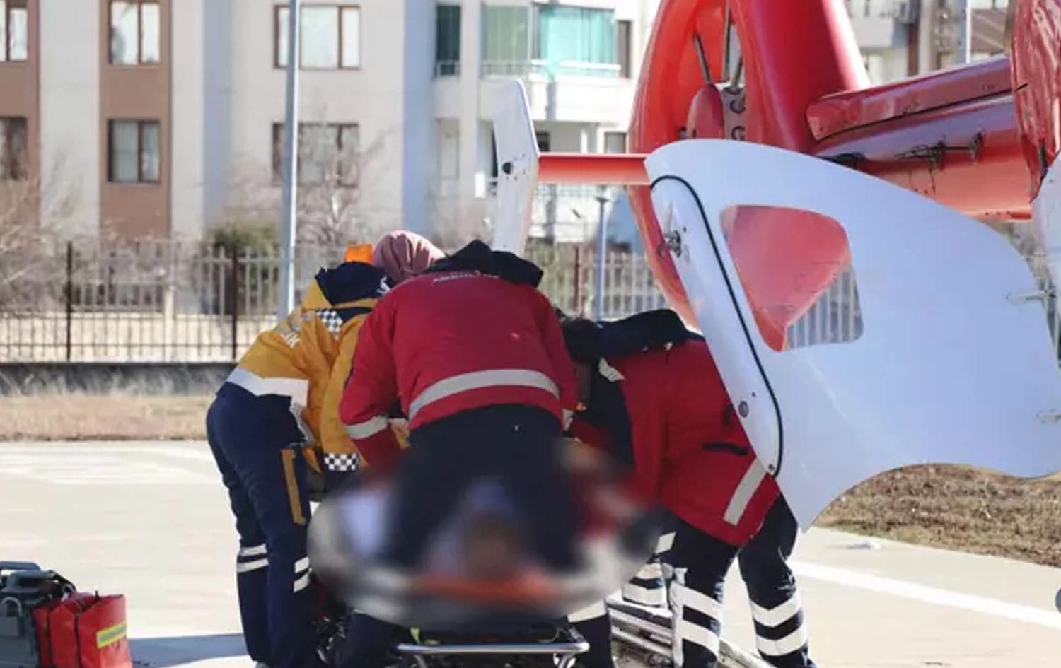 Birîndarekî bi helîkopterê radikin nexweşxaneyê /Wêne: DHA