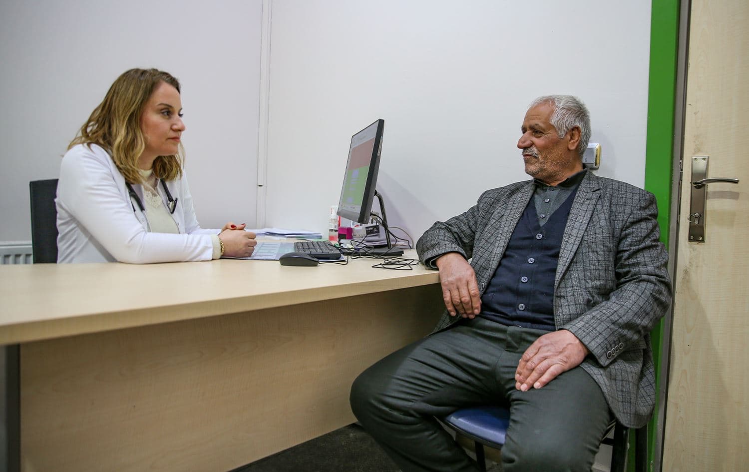 Kesekî ku dixwaze cixareyê berde / Wêne: AA