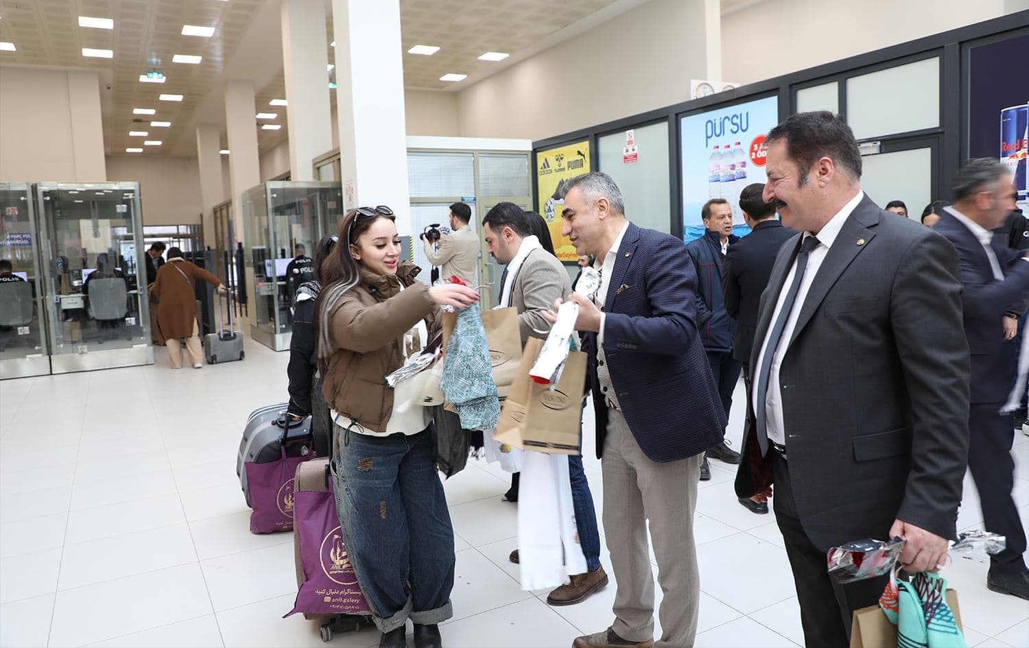 Geştyar bi gul û çîçekan hatin pêşwazîkirin / Wêne: AA