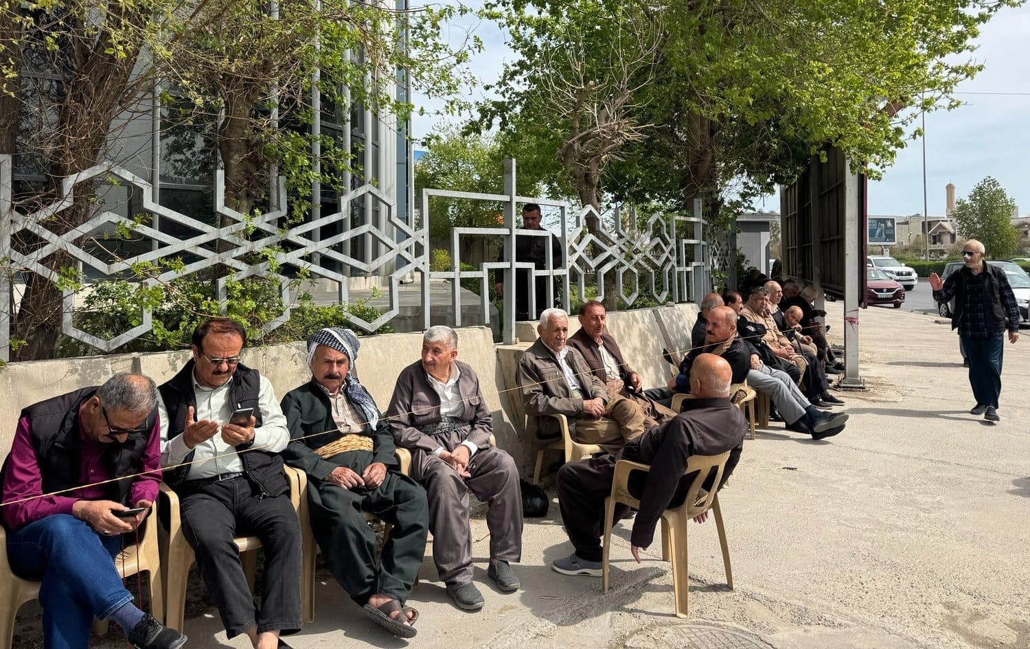 ژمارەیەک خانەنشین لەبەردەم بانکێک لە هەولێر. وێنە: بەختیار قادر، پەیامنێری رووداو