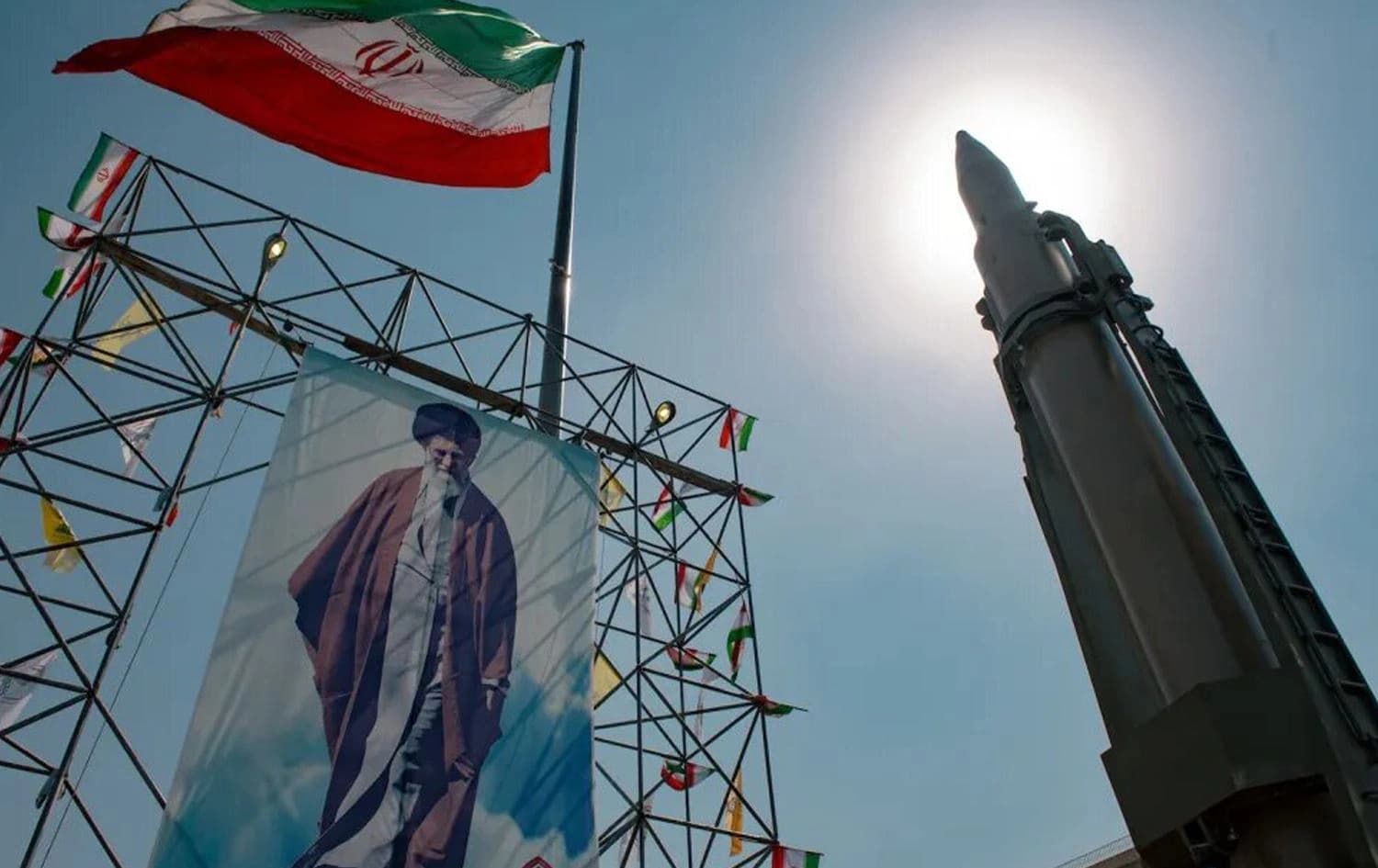لە تاران وێنەیەی عەلی خامنەی لەتەنیشت مووشەکێکی بالیستی هەڵدراوە. وێنە: AFP