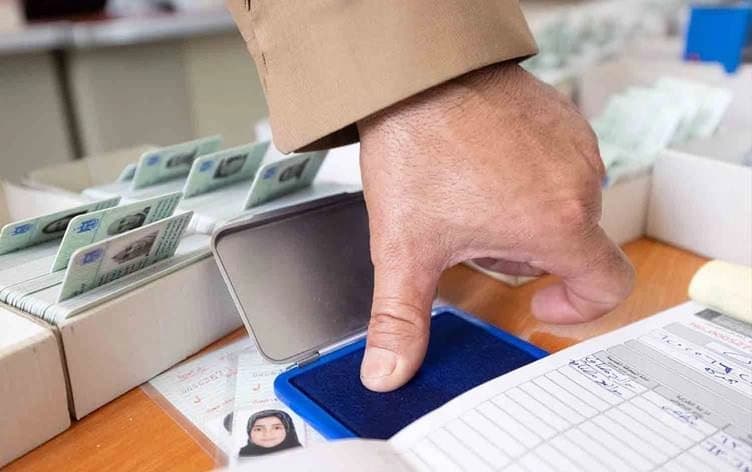 دەنگدەرێک لە دەنگدانی پێشووتر پەنجەی مۆر دەکات. وێنە: بڵند تاهیر- رووداو