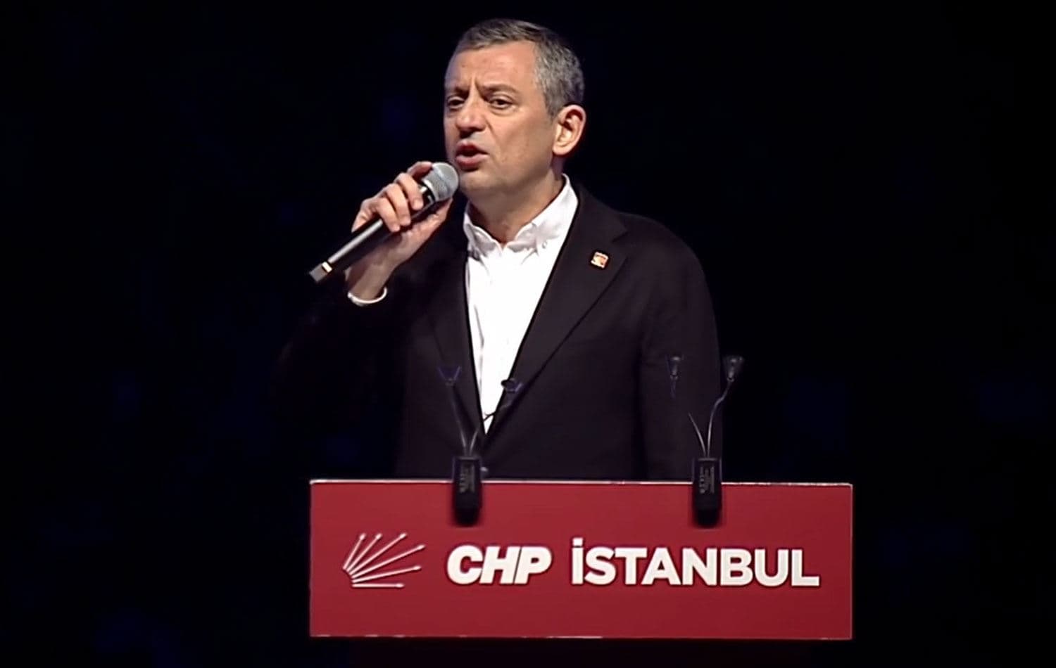 CHP Genel Başkanı Özgür Özel, İstanbul'un Beylikdüzü ilçesi Yaşam Vadisi'nde "Millet İradesine Sahip Çıkıyor" mitinginde konuştu. / Foto: ANKA