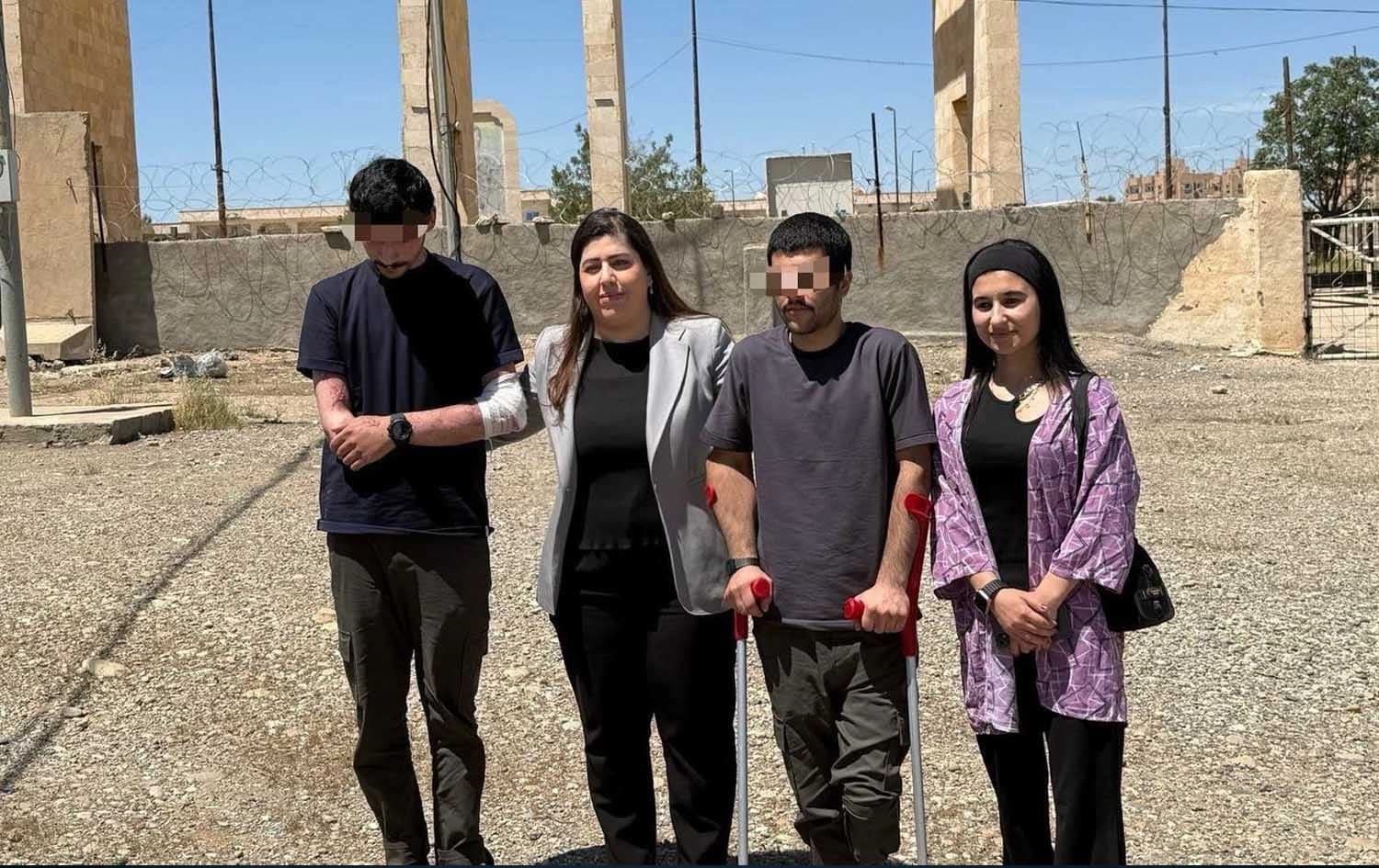 دوو گەنجە ئێزدییەکە لەکاتی گەیشتنەوەیان بە هەرێمی کوردستان. وێنە: رووداو