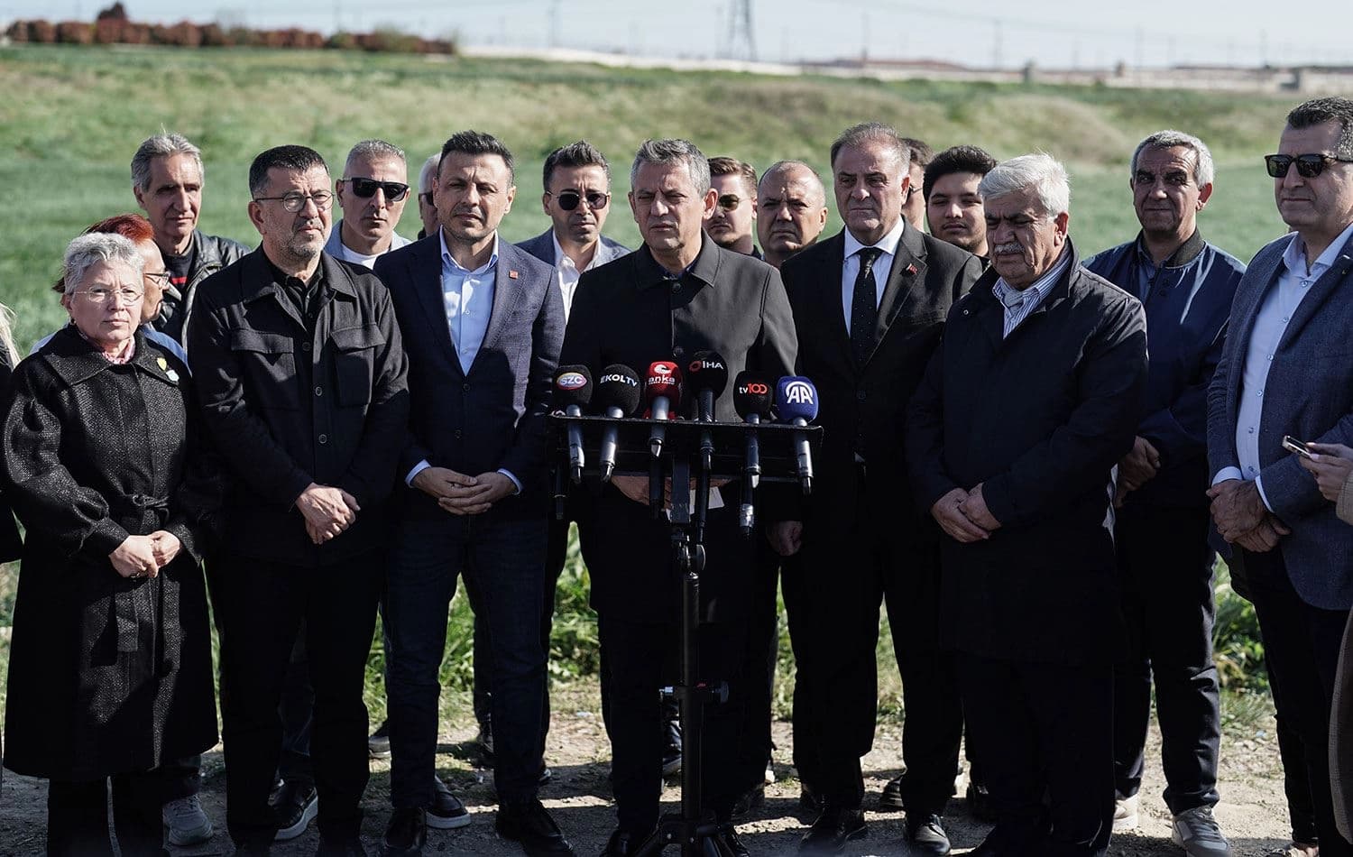CHP Genel Başkanı Özgür Özel (ortada), İBB Başkanı Ekrem İmamoğlu'nu Silivri'deki Marmara Kapalı Ceza İnfaz Kurumu'nda ziyaret etti. / AA