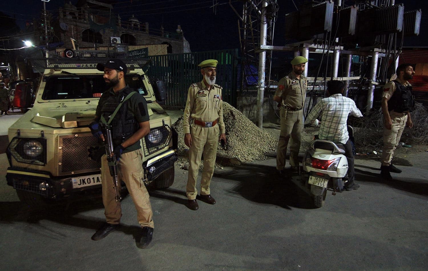 Hindistan ve Pakistan arasında gerilim tırmanıyor. Hindistan yönetimindeki Cammu ve Keşmir eyaletinin Srinagar kentindeki şehir merkezi Lal Chowk'ta güvenlik önlemleri arttırıldı. / AA