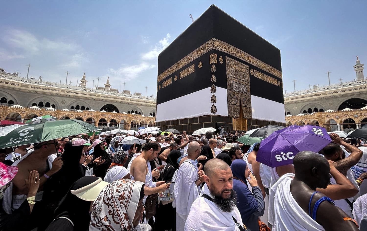 حاجیان لە کاتی تەوافدا