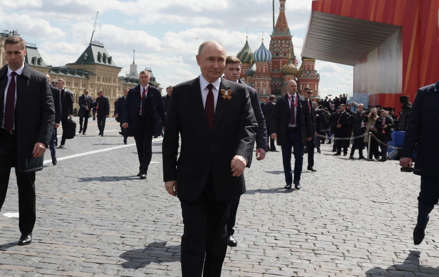 Vladimir Putin beşdarî çalakiyên Roja Serkeftinê bû / Wêne: AFP