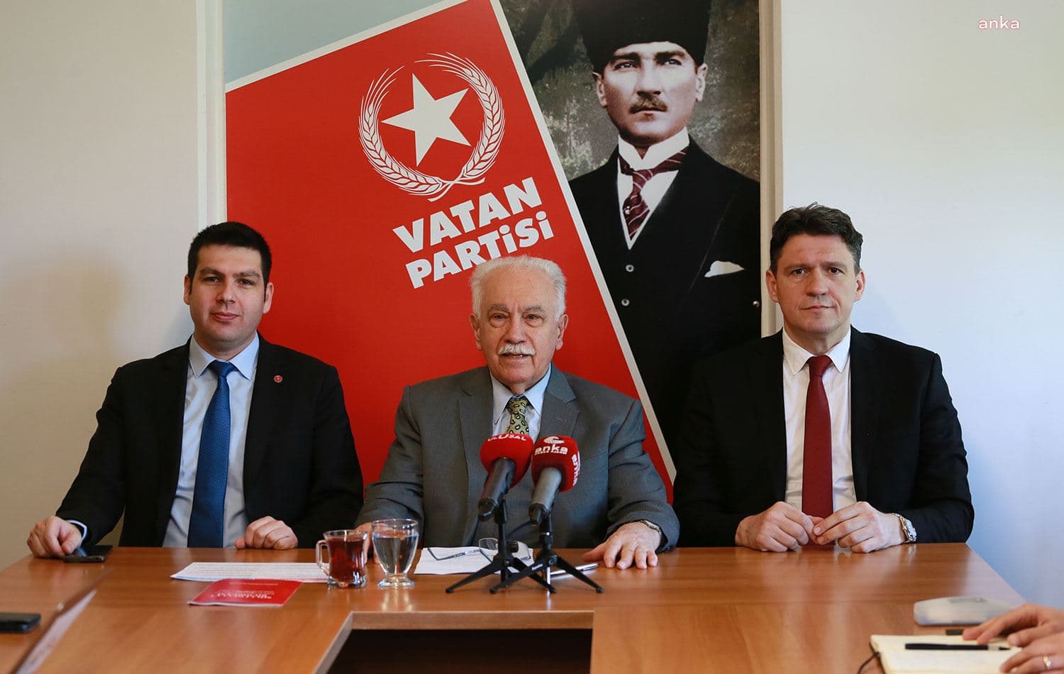 Doğu Perincek (ortada) basın toplantısı düzenledi