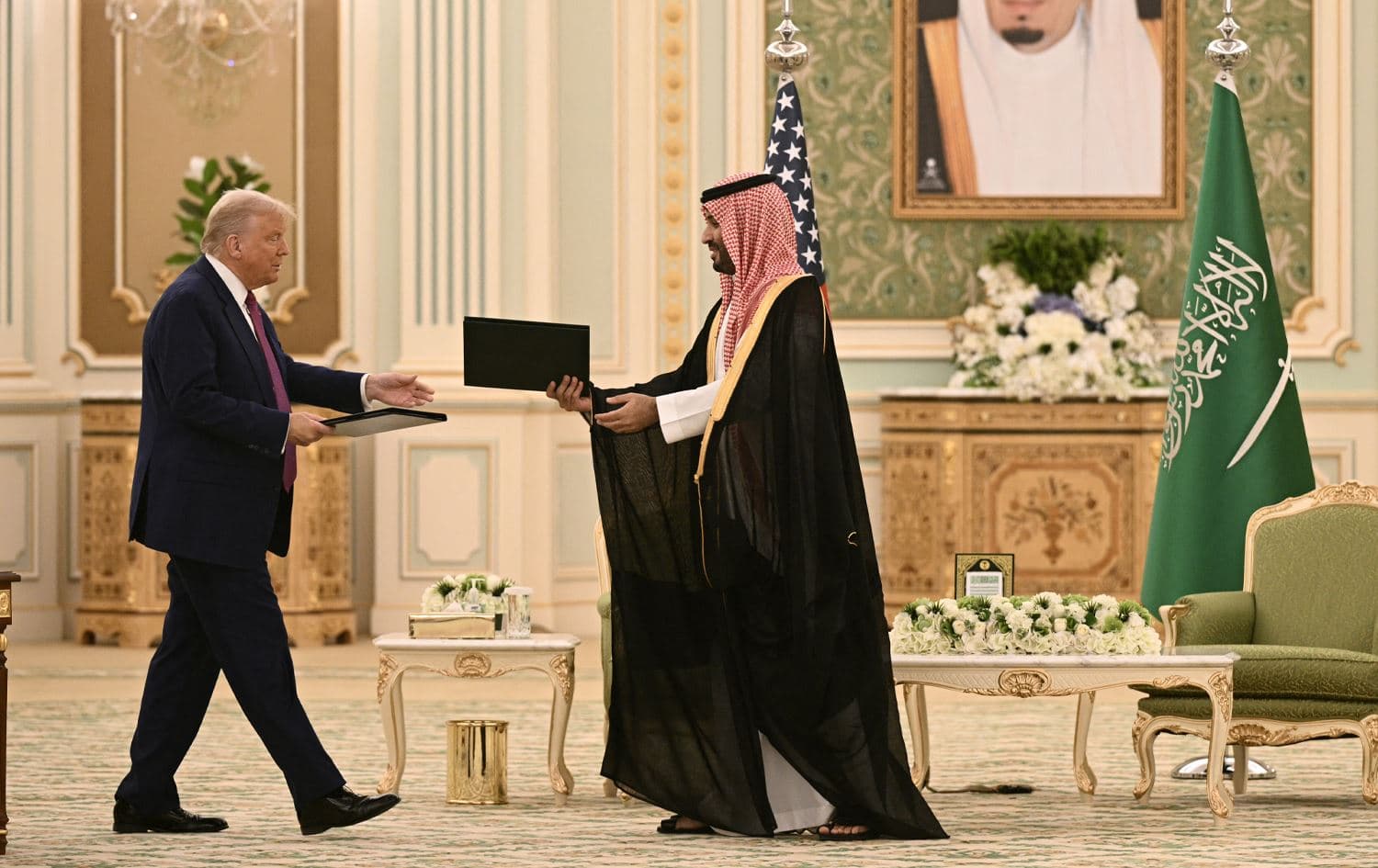 دۆناڵد ترەمپ و محەممەد بن سەلمان دوای واژۆکردنی رێککەوتنەکە. وێنە: AFP
