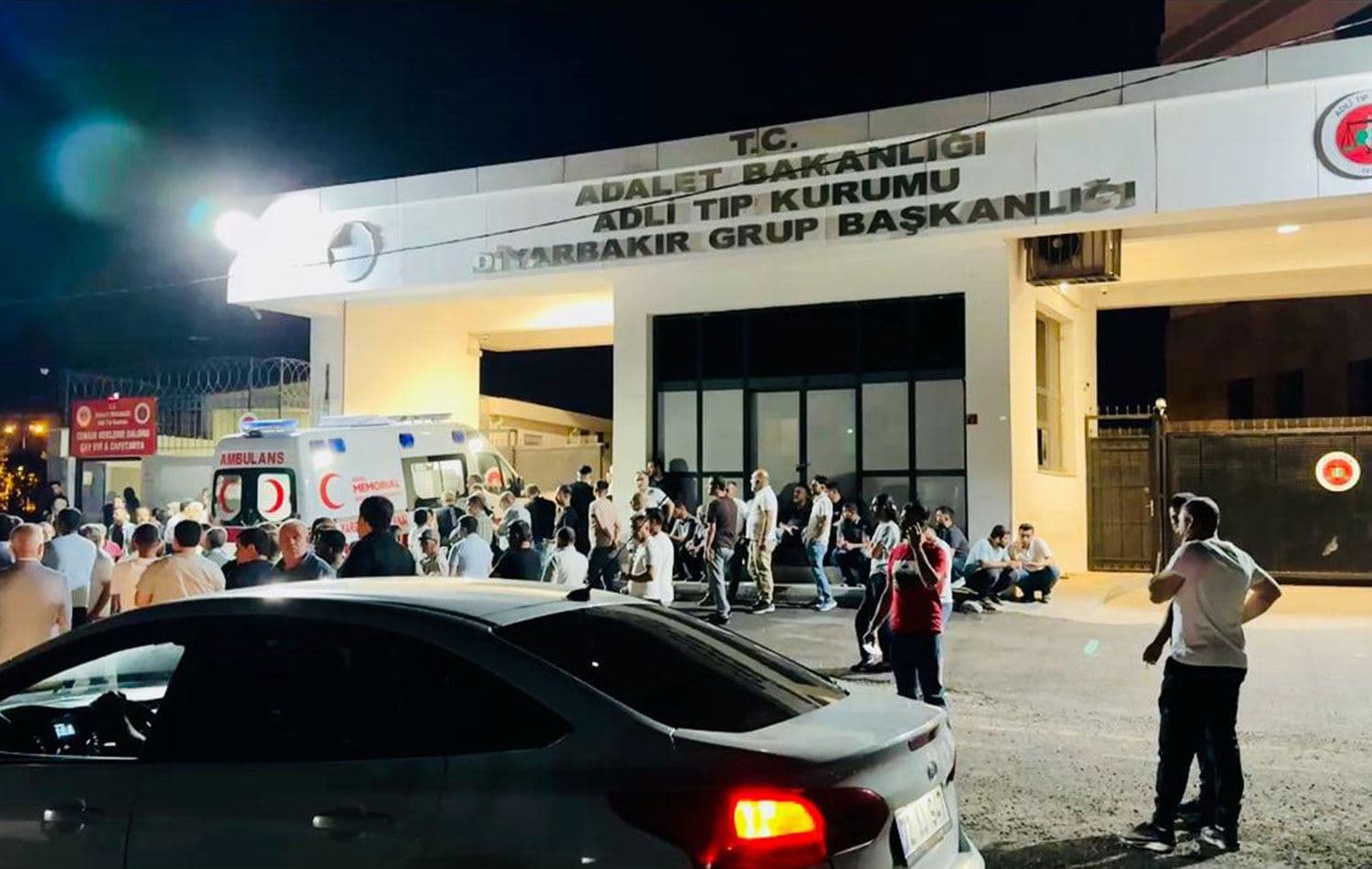 Diyarbakır'da 13 katlı binada çıkan yangında hayatını kaybedenlerin cenazeleri otopsi işlemleri için Diyarbakır Adli Tıp Kurumu'na götürülmüştü. / AA