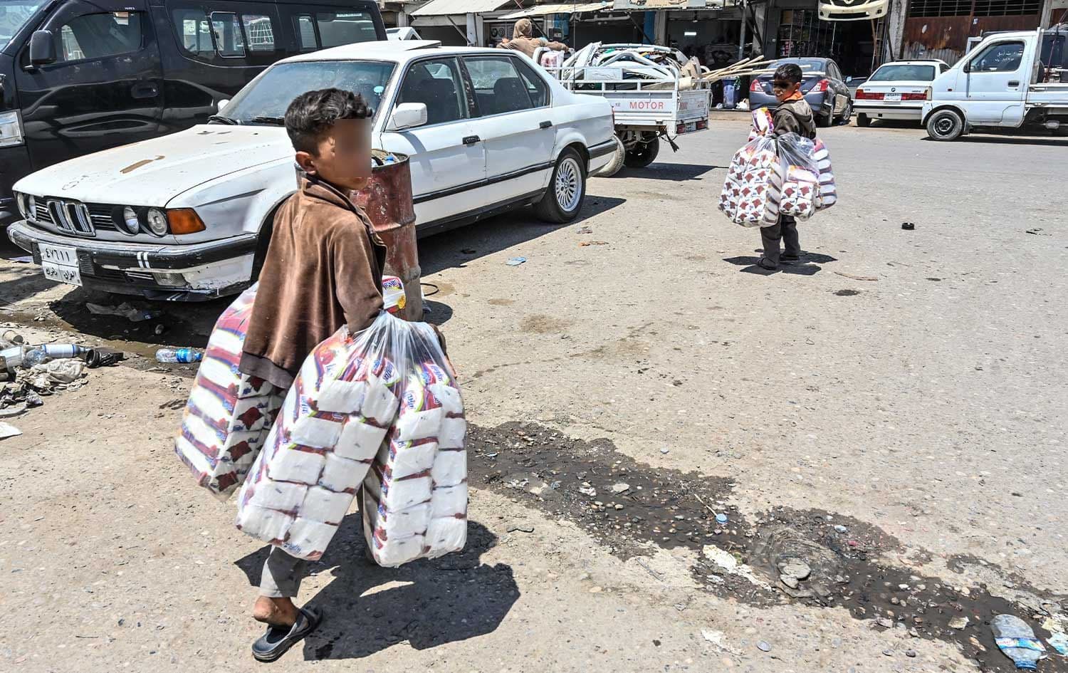 دوو منداڵ لە هەرێمی کوردستان کلێنس دەفرۆشن. وێنە: بڵند تاهیر- رووداو