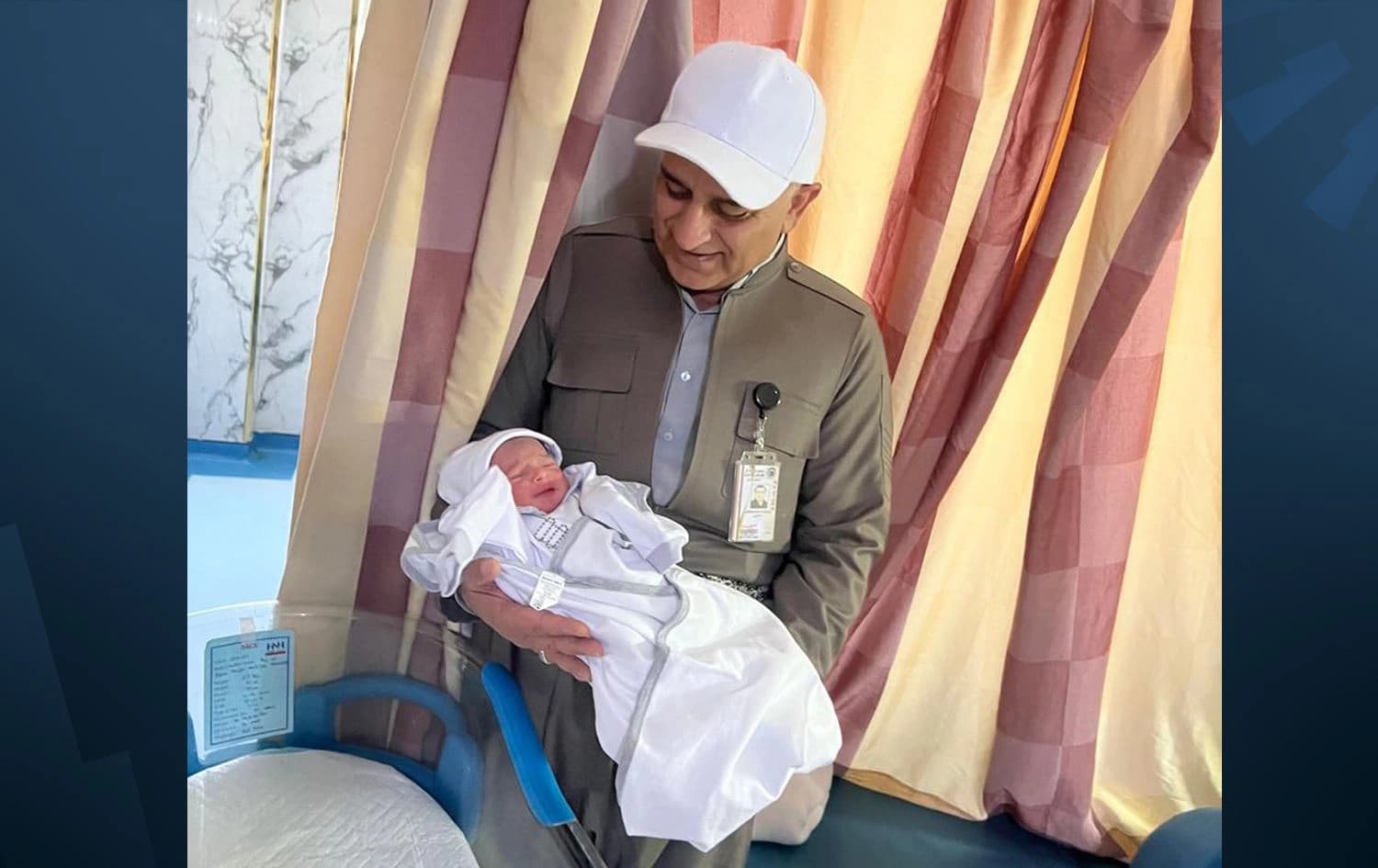 مەلا یوسف چۆمانی، بەرپرسی نووسینگەی حەج و عومرەی ئیدارەی سەربەخۆی سۆران لەگەڵ منداڵەکە.