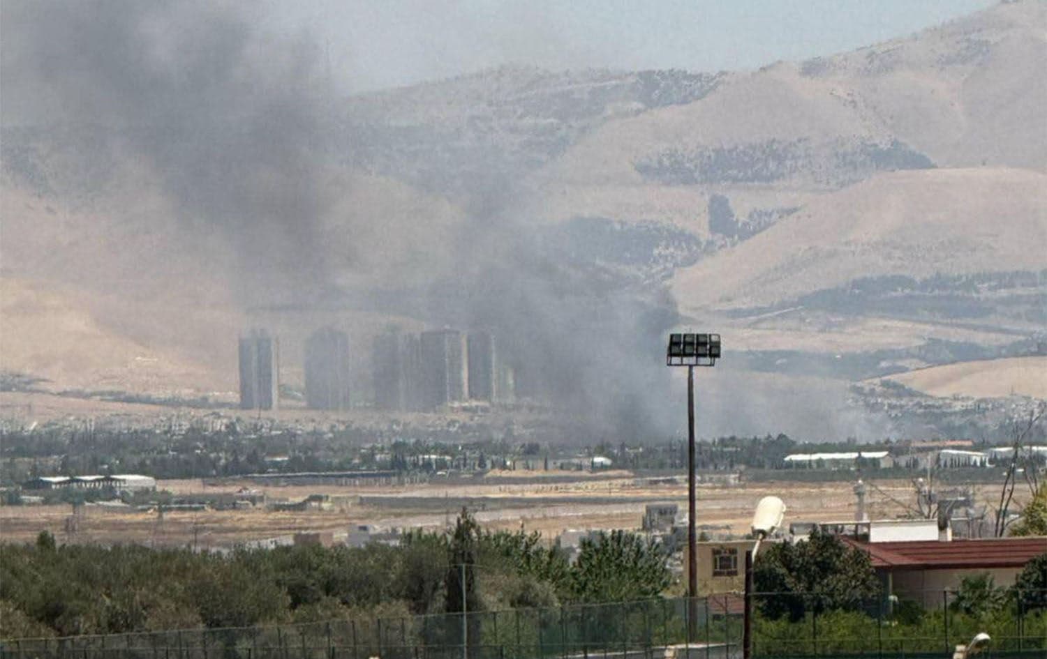 دووکەڵ لە شوێنەکە بەرزدەبێتەوە.