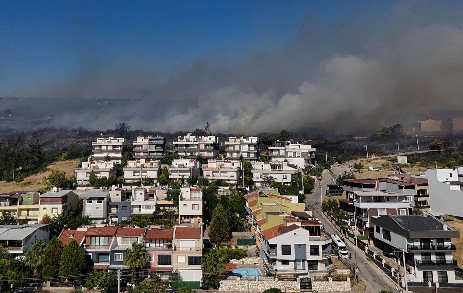 İzmir'in Gaziemir ilçesinde çöplükte başlayan yangın ormanlık alana sıçradı. / AA