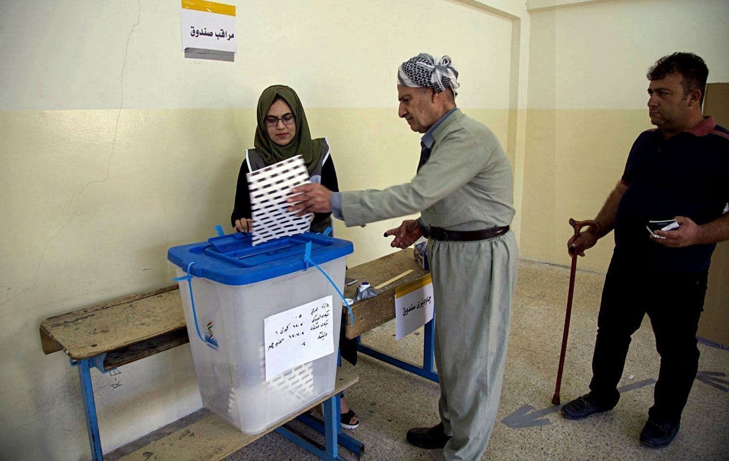 دەنگدەرێک لەکاتی دەنگدان لە هەڵبژاردنێکی پێشوو. وێنە: ئەرشیڤ