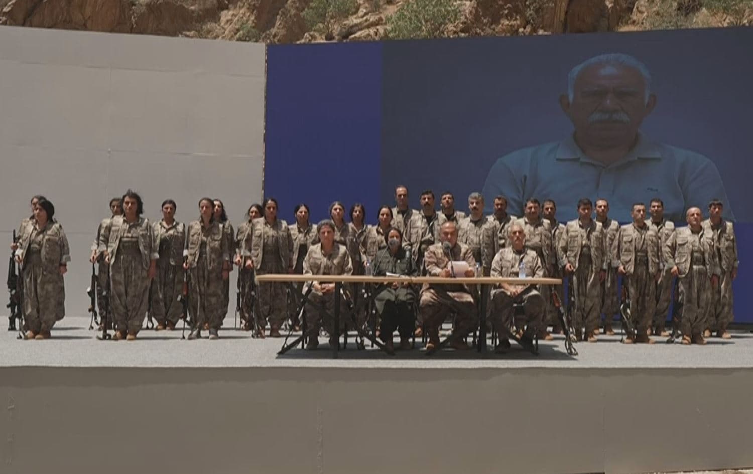 ئەو گرووپەی پەکەکە کە چەکیان دانا.