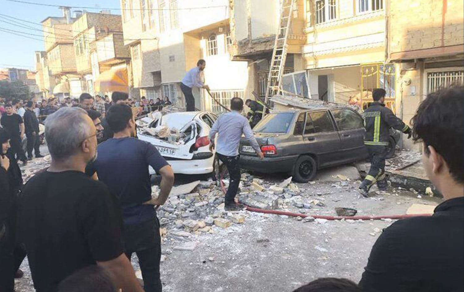 İran’ın Kum şehrindeki bir binada meydana gelen patlamada ilk belirlemelere göre 7 kişi yaralandı. Patlamanın nedeni henüz belirlenemezken, yetkililer olayla ilgili soruşturma başlattı.