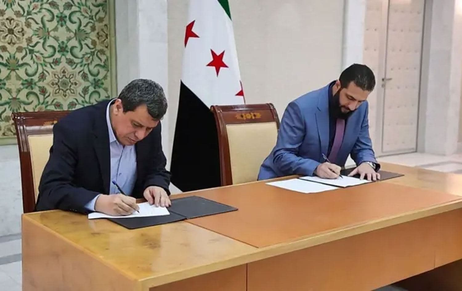 DSG Genel Komutanı Mazlum Abdi ile Suriye Cumhurbaşkanı Ahmed Şara / Foto: SANA